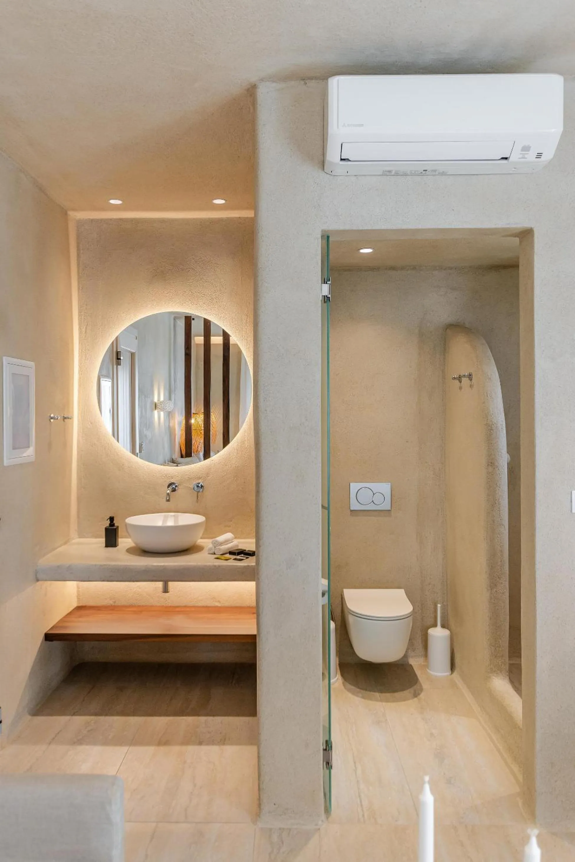 Toilet, Bed in Villa Adriana Hotel