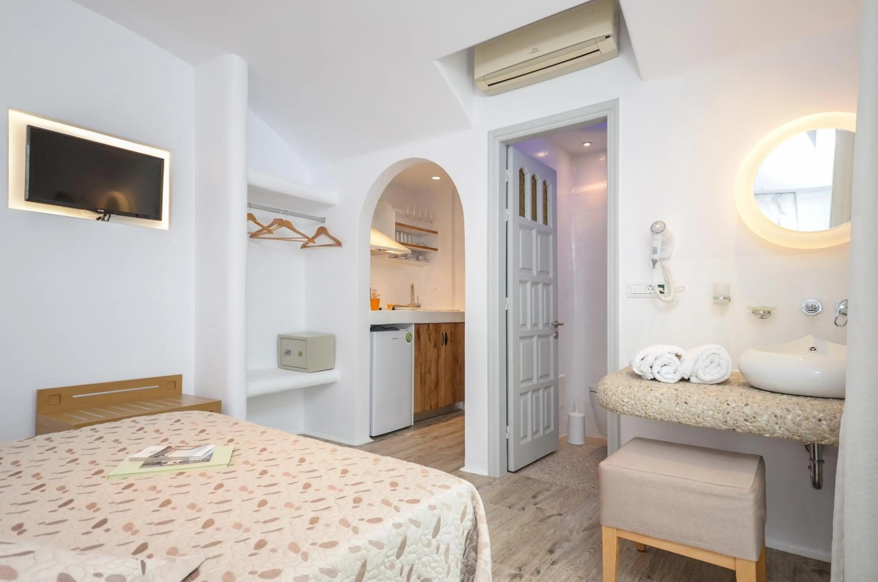 Bathroom, Bed in Villa Adriana Hotel