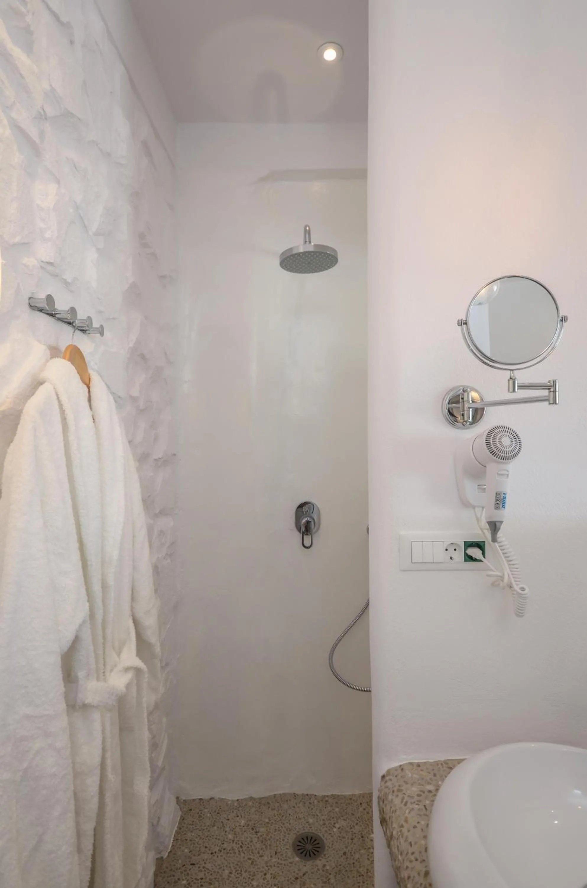 Shower in Villa Adriana Hotel