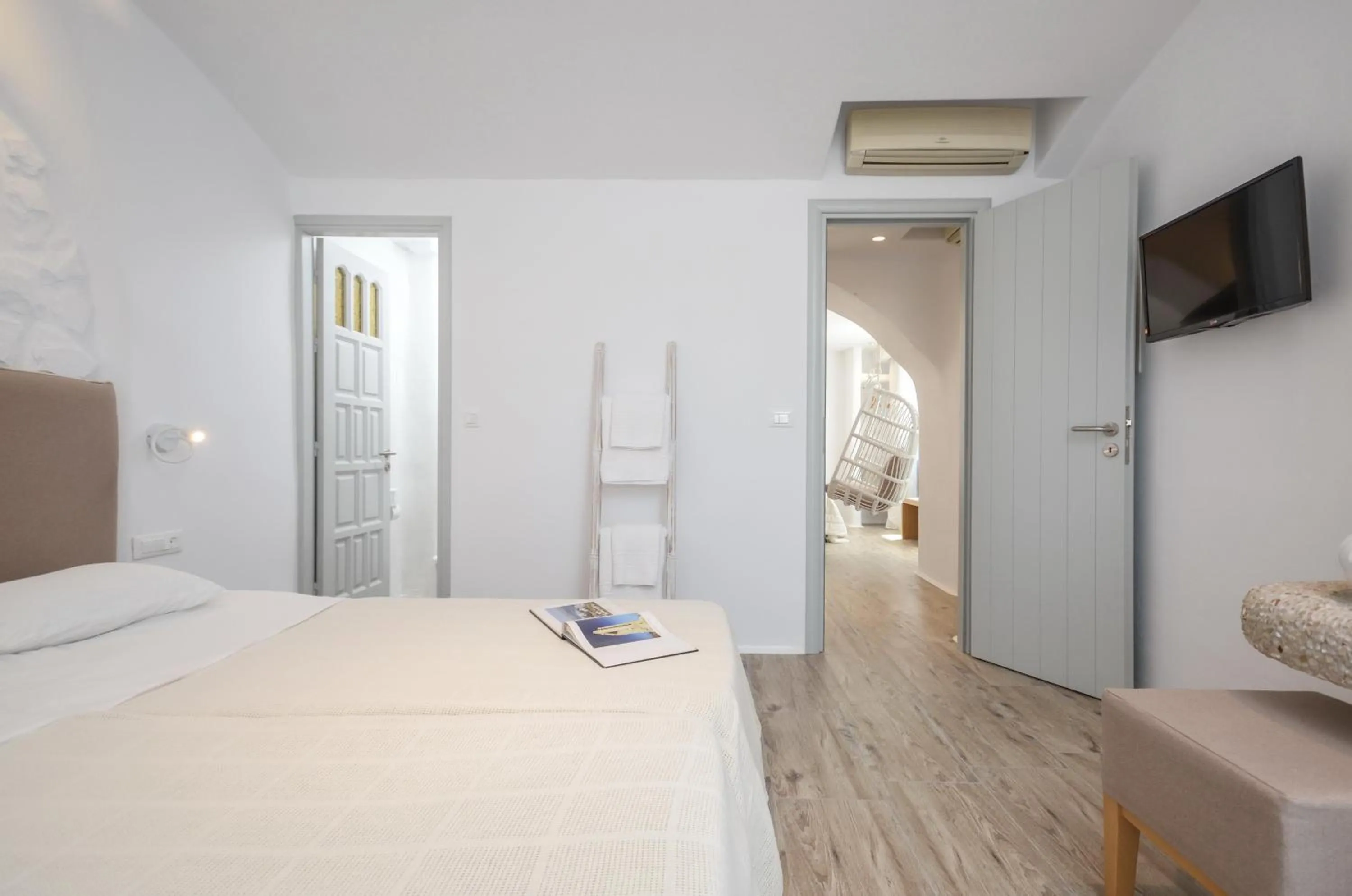 TV and multimedia, Bed in Villa Adriana Hotel