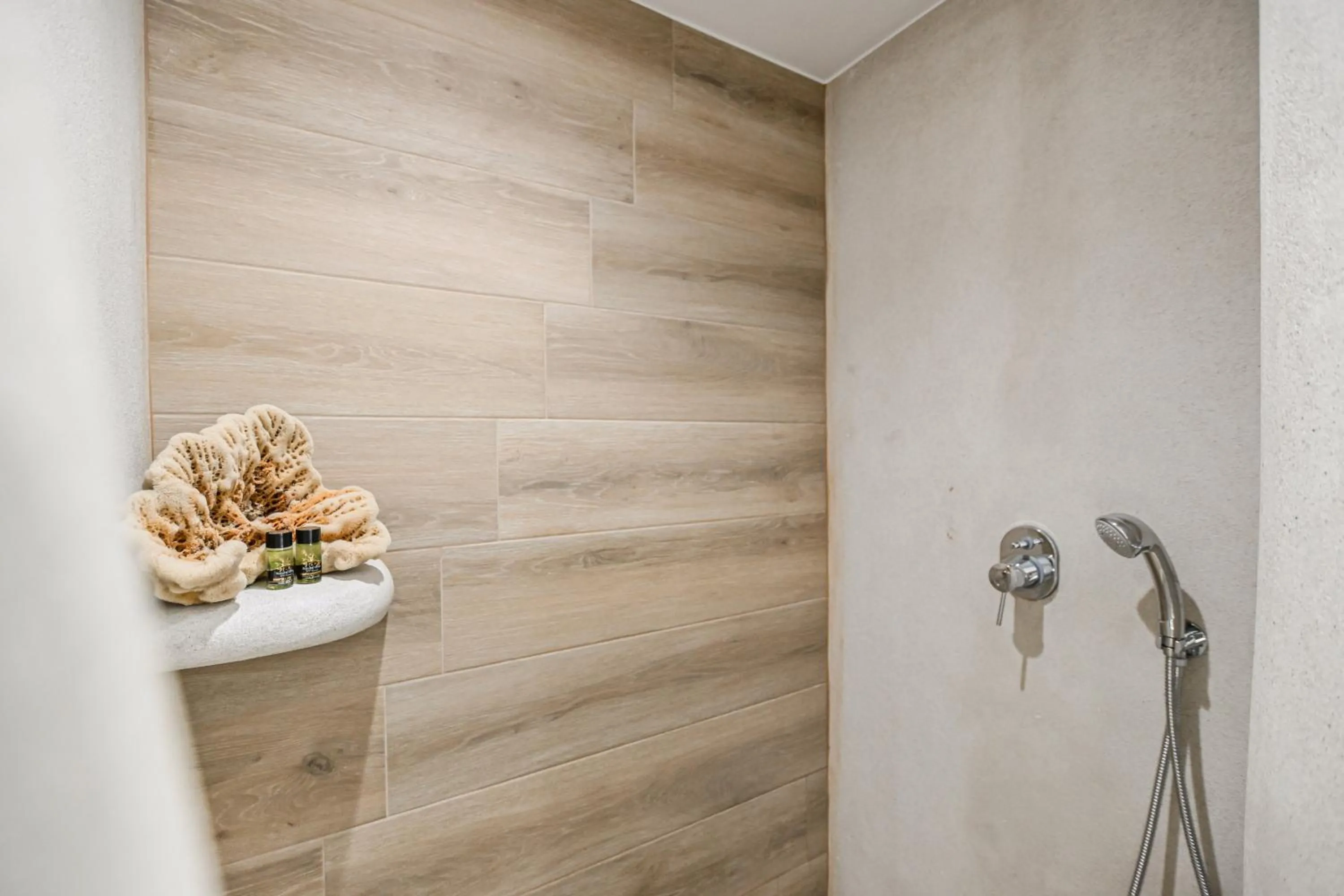 Shower in Villa Adriana Hotel