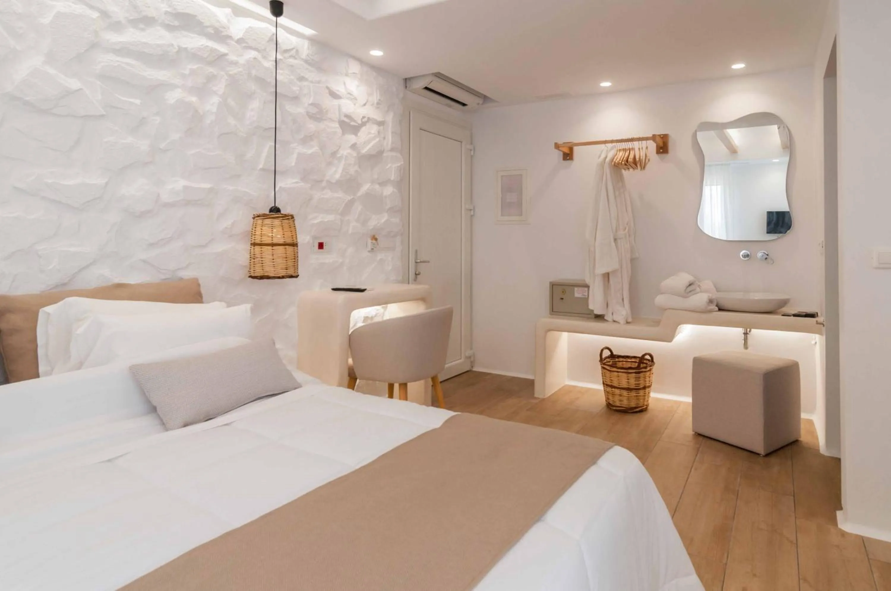 Bedroom, Bed in Villa Adriana Hotel