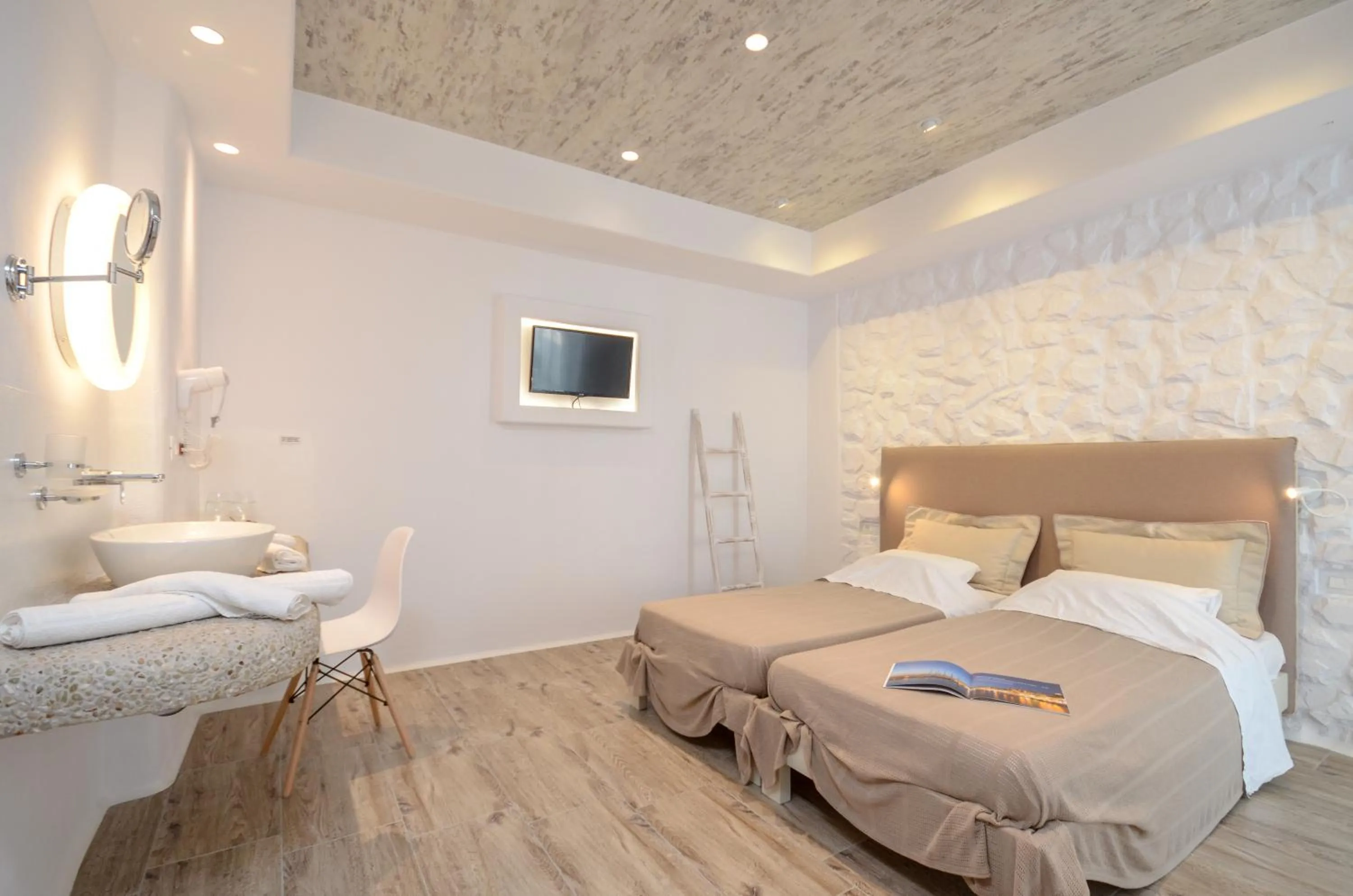 Bedroom, Bed in Villa Adriana Hotel