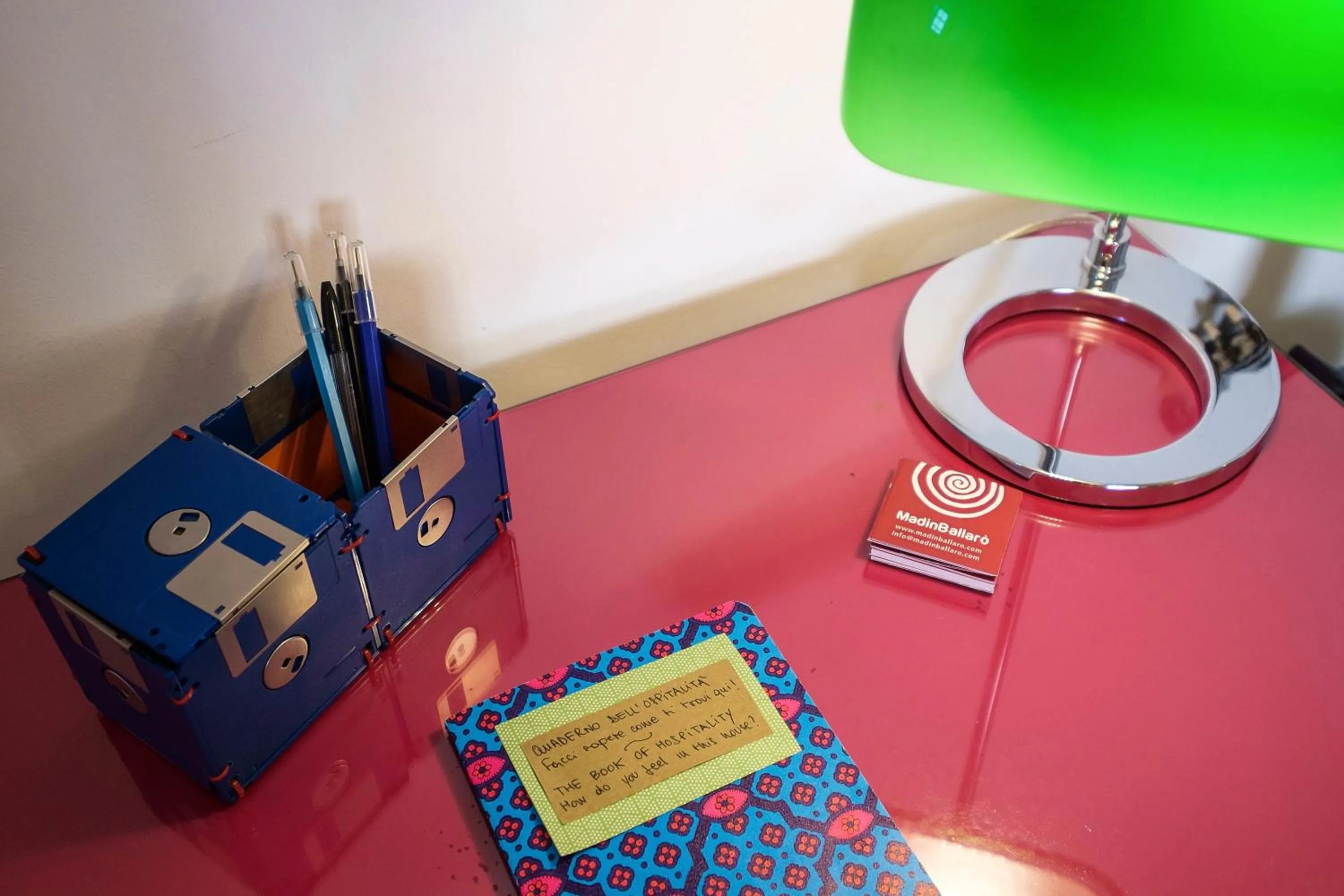 Communal lounge/ TV room in MAD Bed & Breakfast