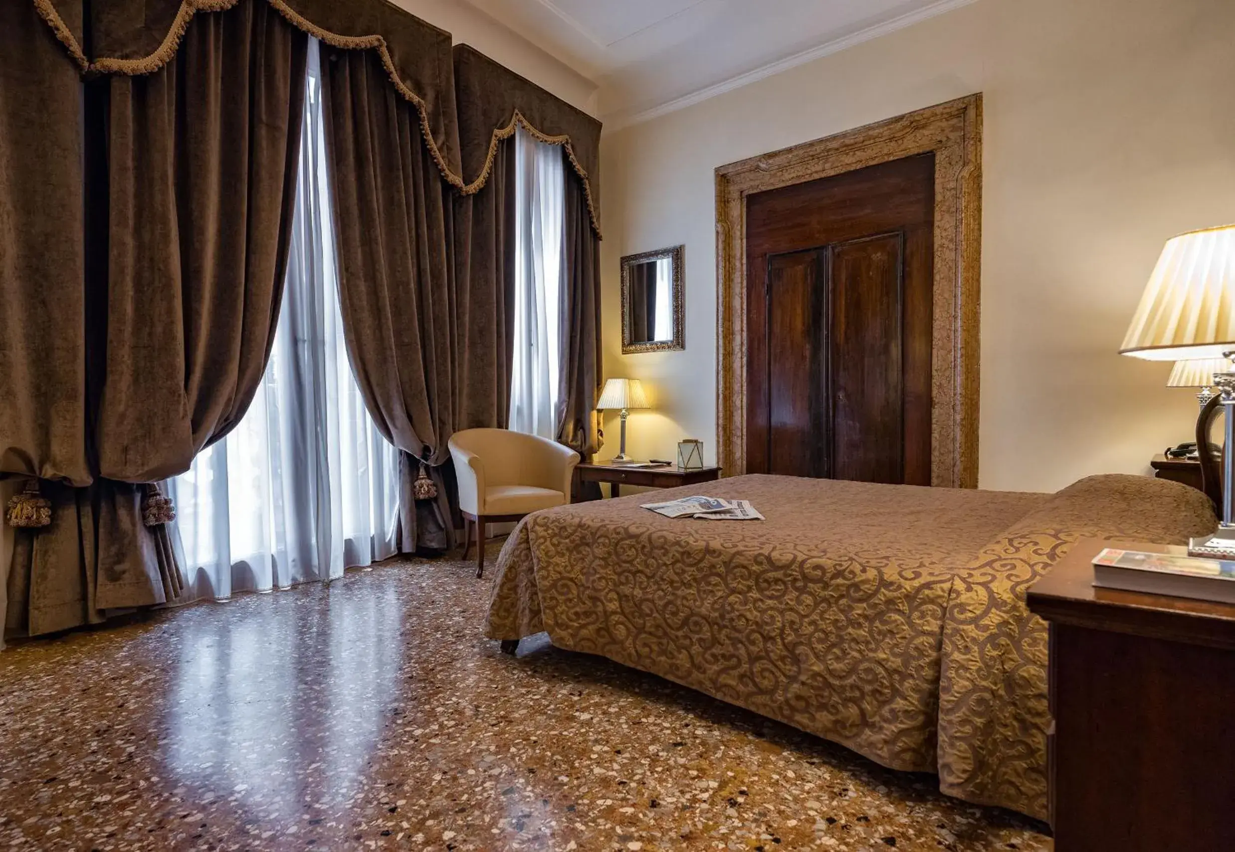 Double Room with Canal View in Hotel Dell'Opera Double Room with Canal View in Hotel Dell'Opera