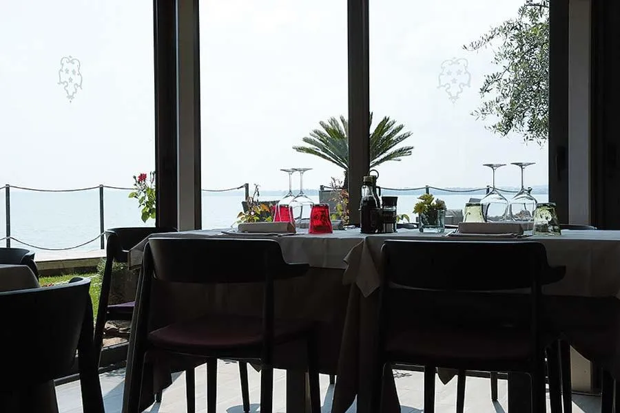 Restaurant/places to eat in Hotel Aurora