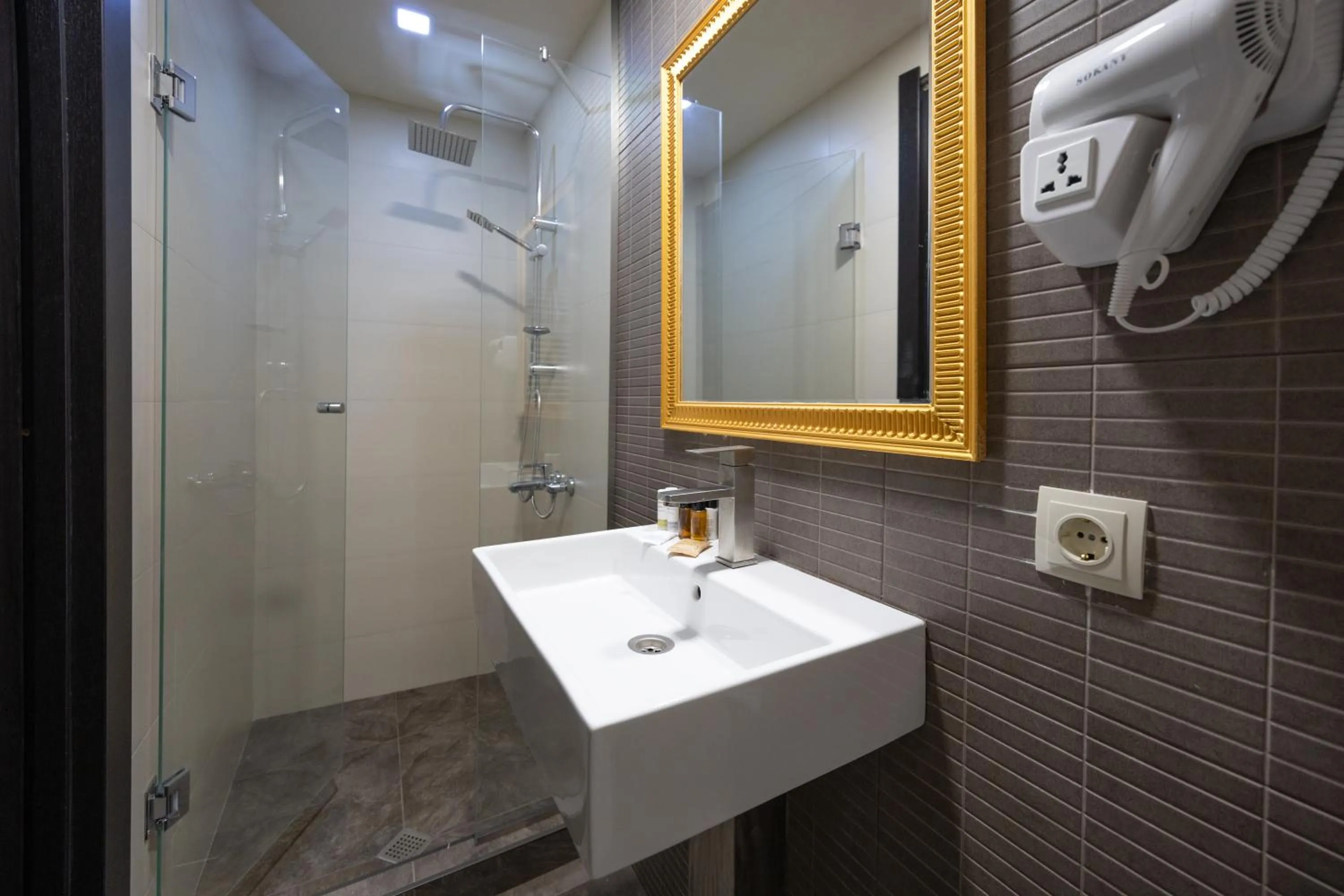 Bathroom in Regraph Hotel