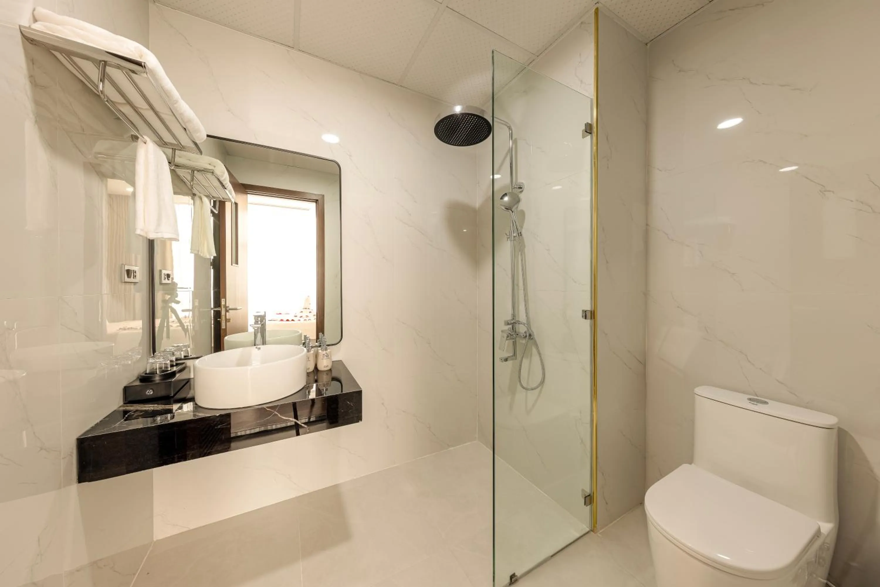 Shower in MAI Luxury Hotel Ninh Binh