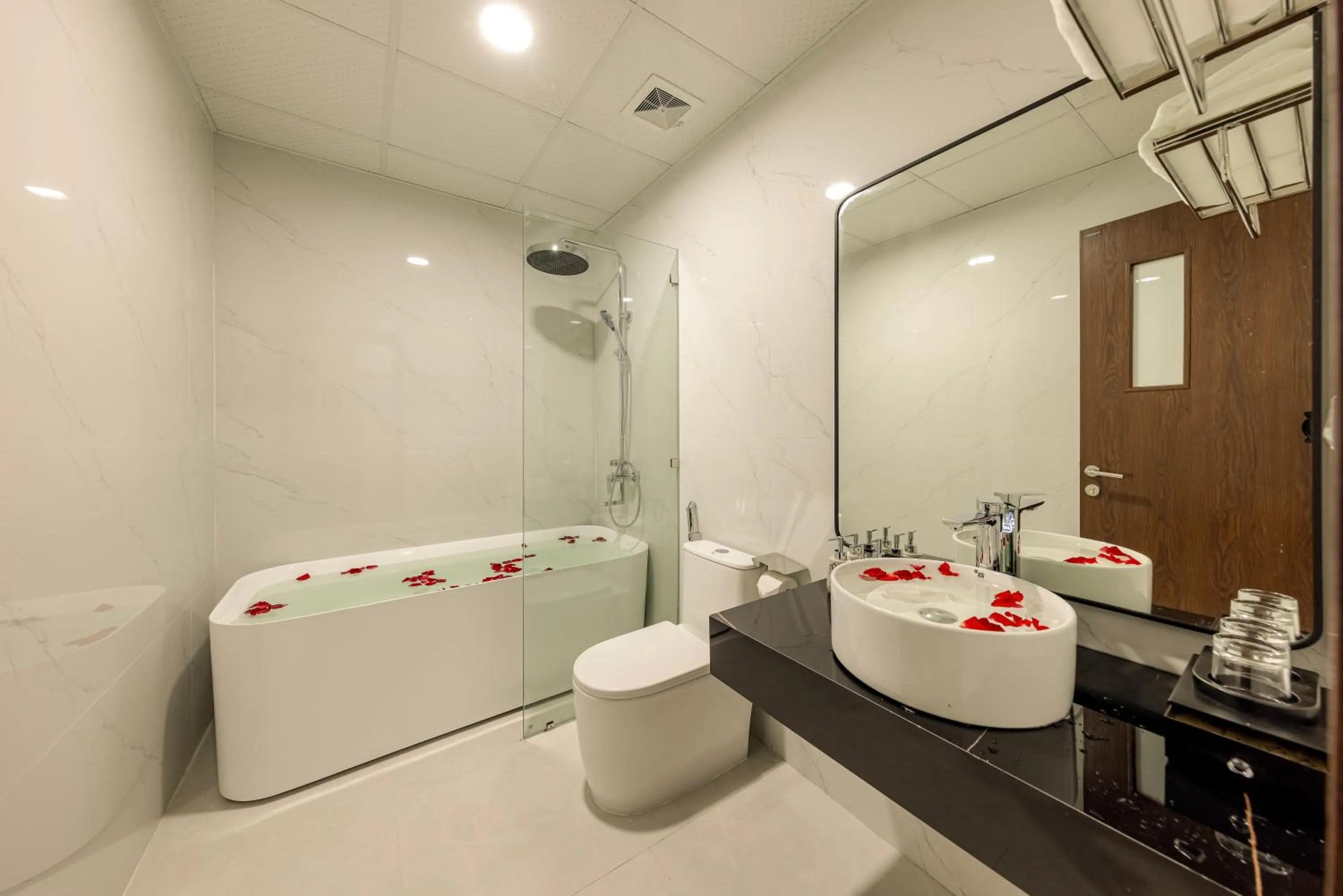 Shower in MAI Luxury Hotel Ninh Binh