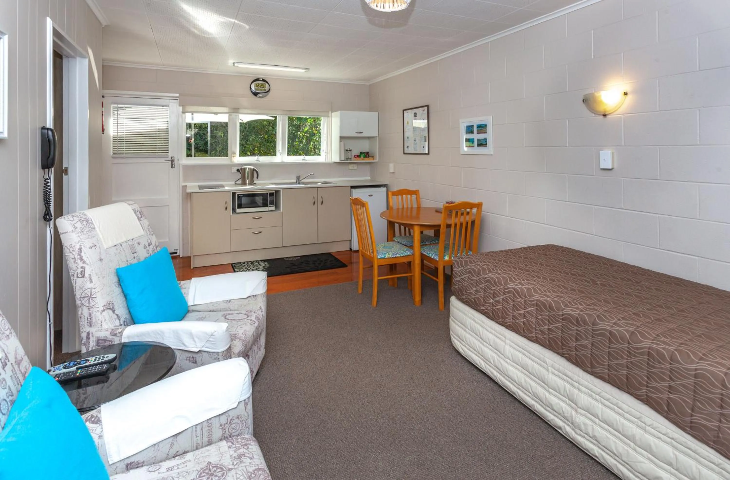 Kitchen or kitchenette, Bed in Brookby Motel