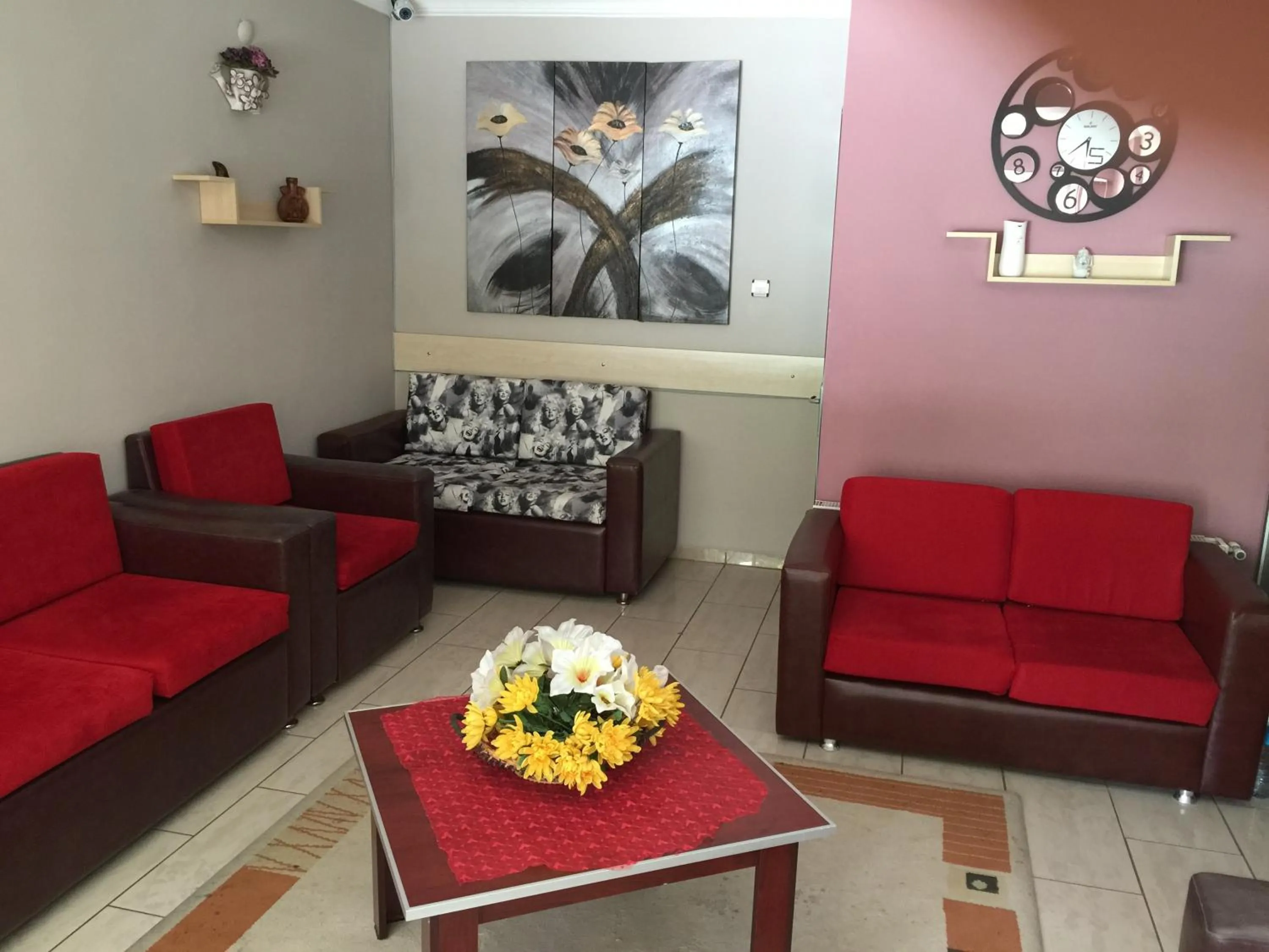 Communal lounge/ TV room in Çanakkale Kampüs Pansiyon