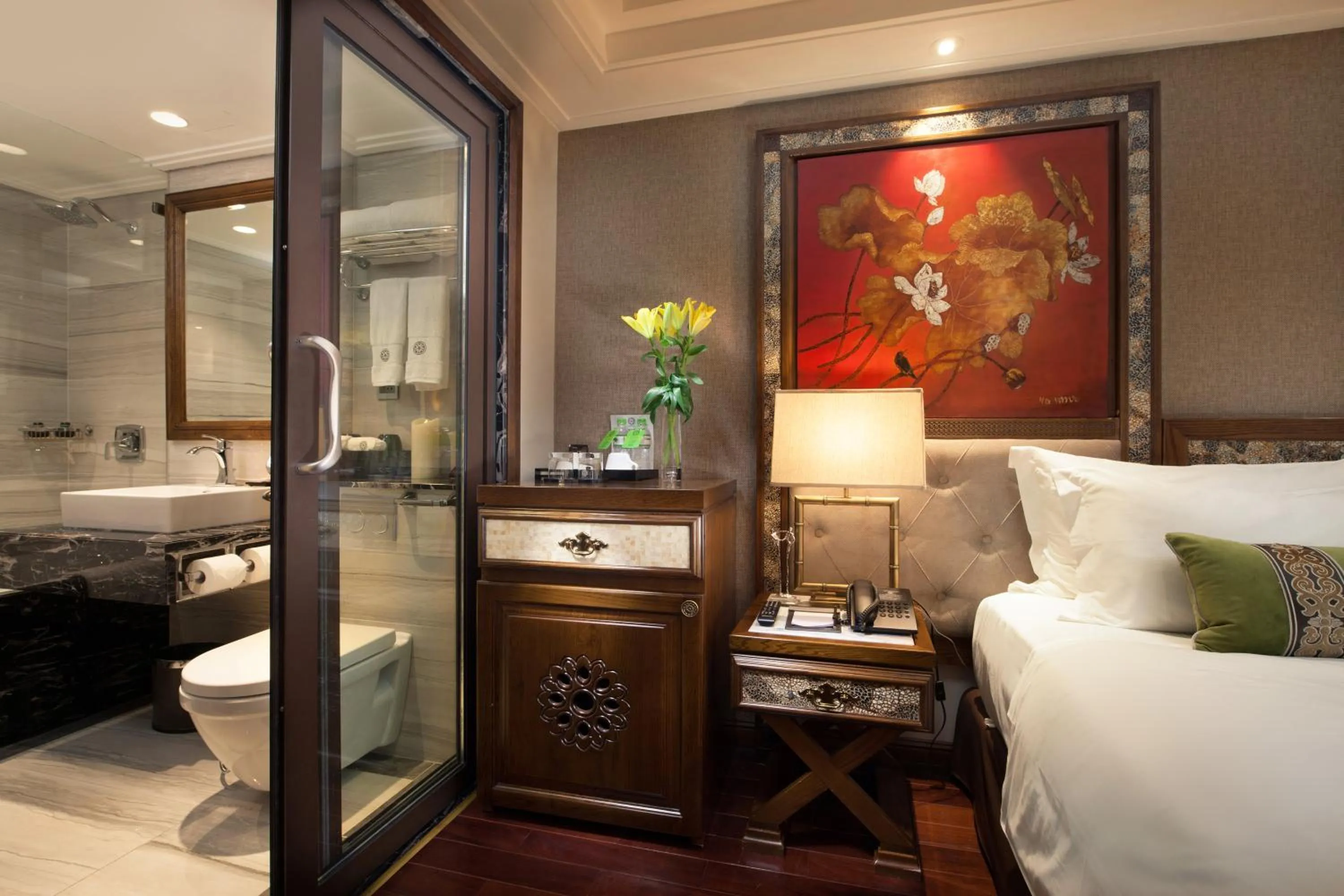 Decorative detail, Bed in Peridot Gallery Classic Hotel