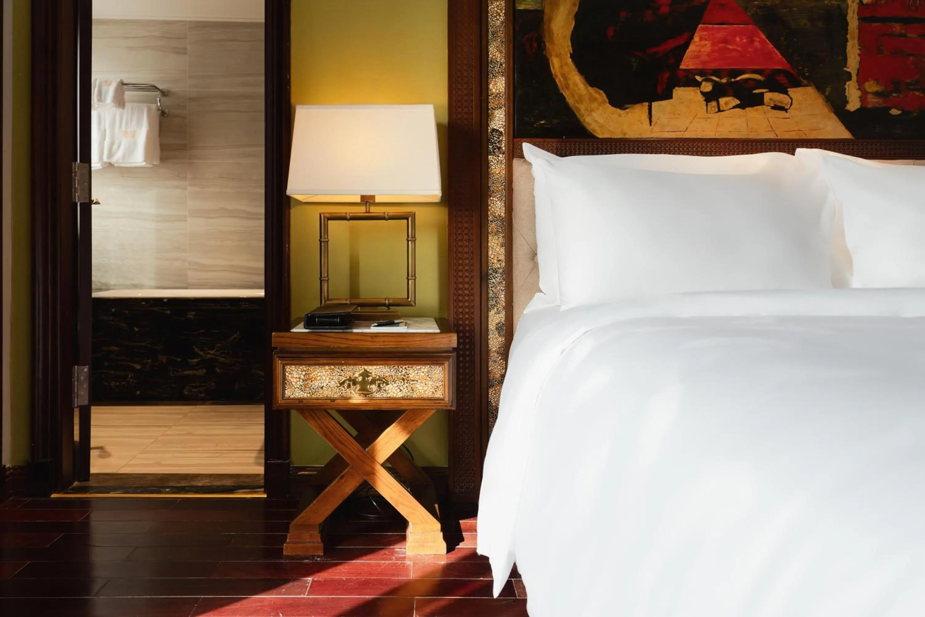 Bed in Peridot Gallery Classic Hotel