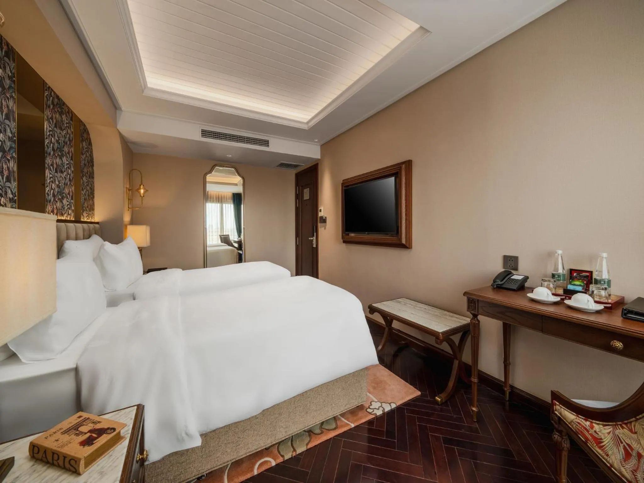 Bed in Peridot Gallery Classic Hotel