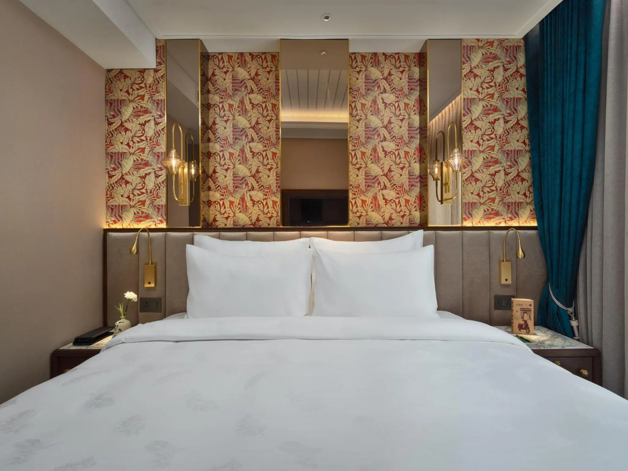 Bed in Peridot Gallery Classic Hotel