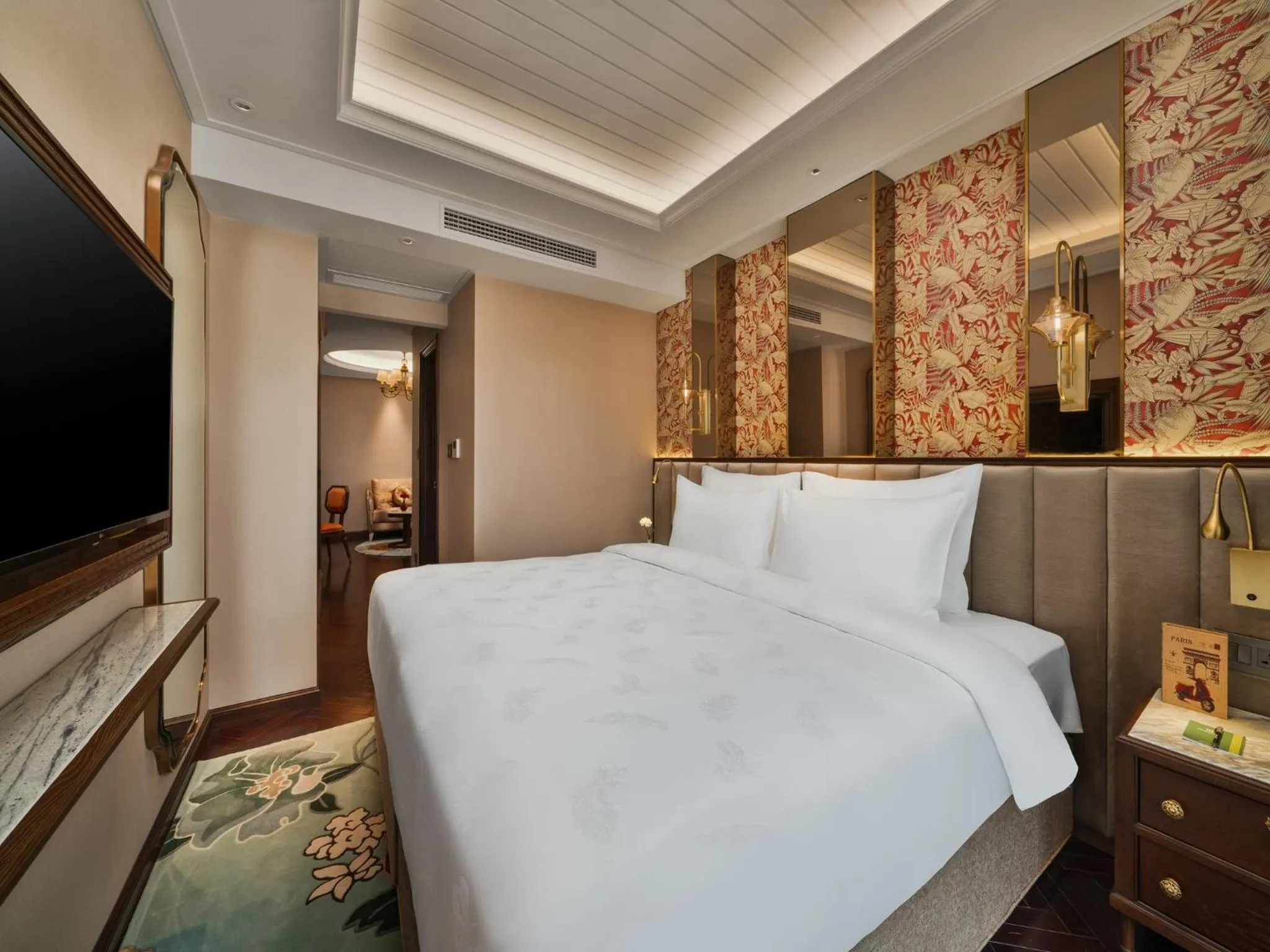 Bed in Peridot Gallery Classic Hotel