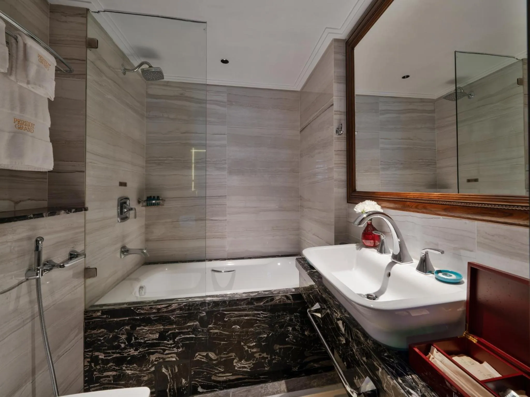 Bathroom in Peridot Gallery Classic Hotel