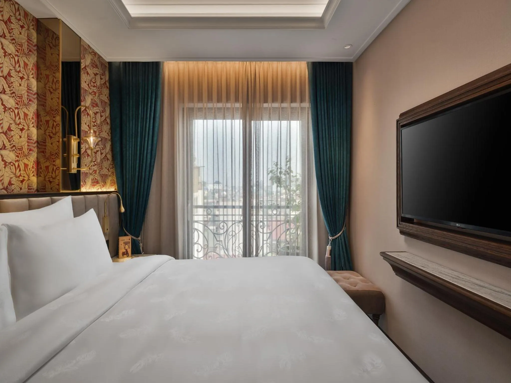 View (from property/room), Bed in Peridot Gallery Classic Hotel