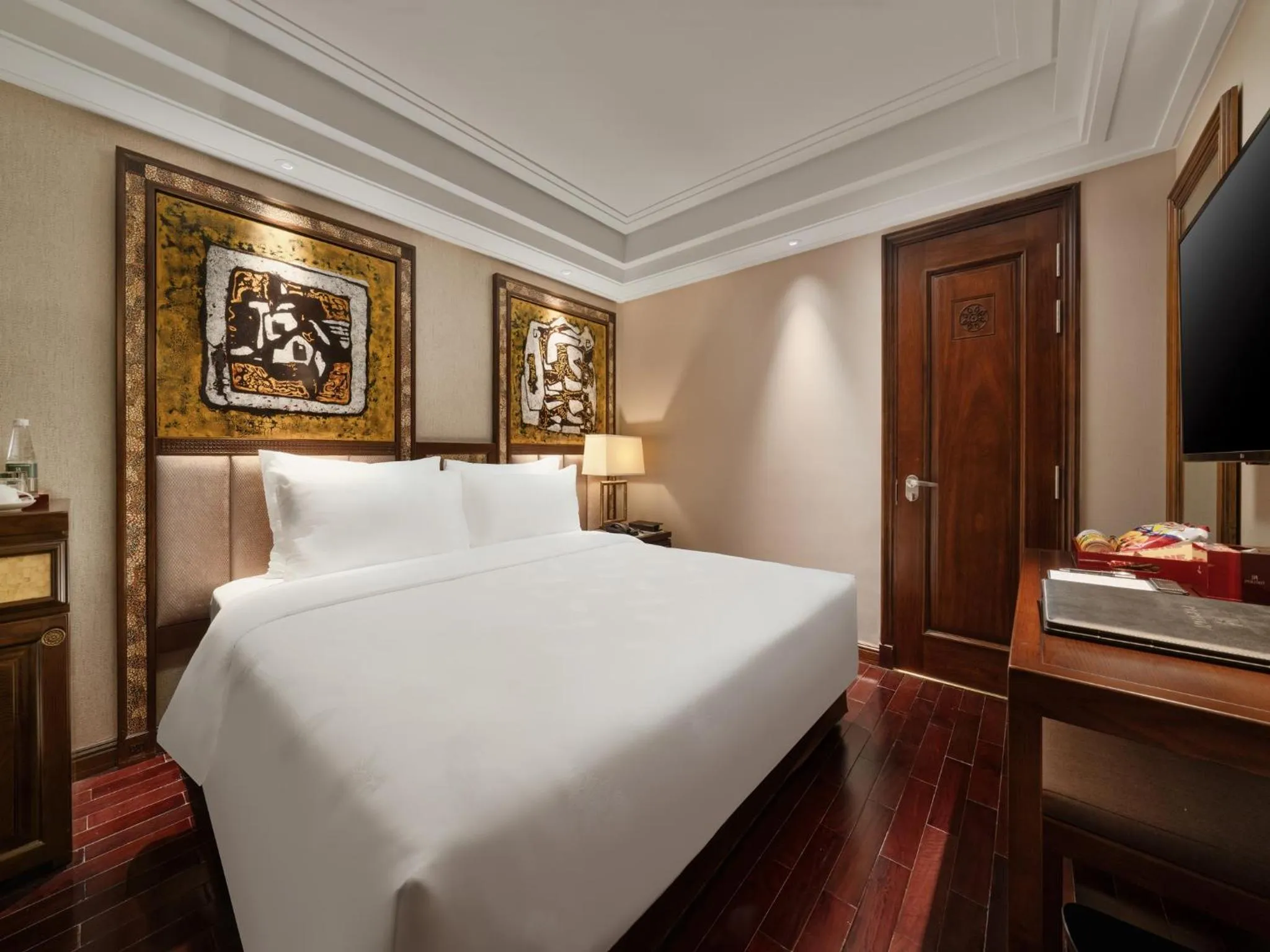 Living room, Bed in Peridot Gallery Classic Hotel