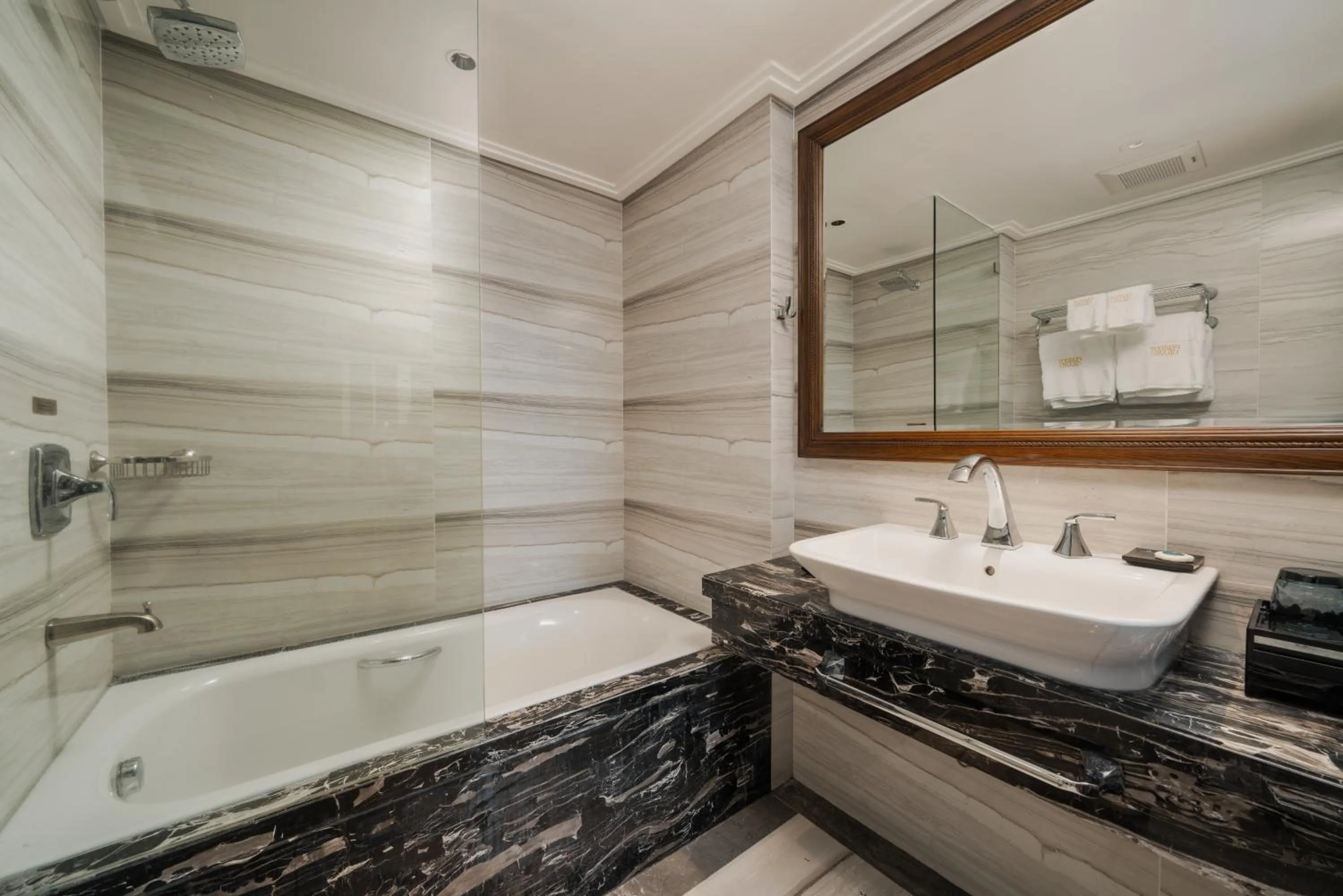 Bathroom in Peridot Gallery Classic Hotel