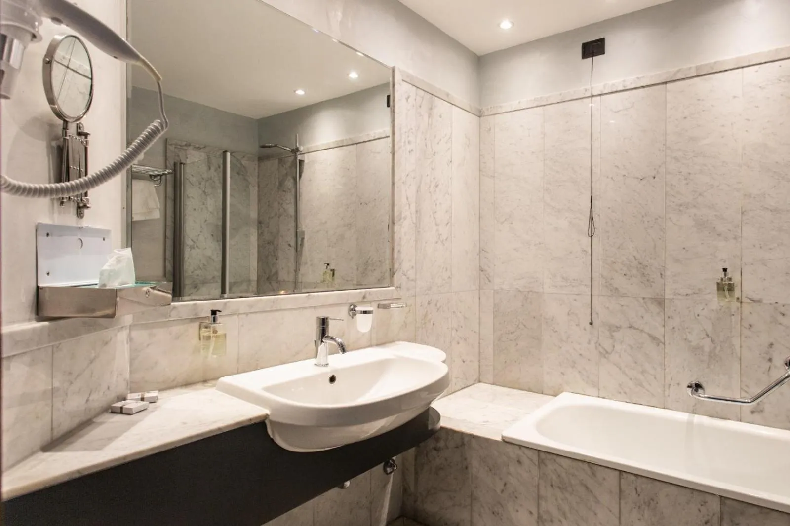 Shower in Kursaal Hotel