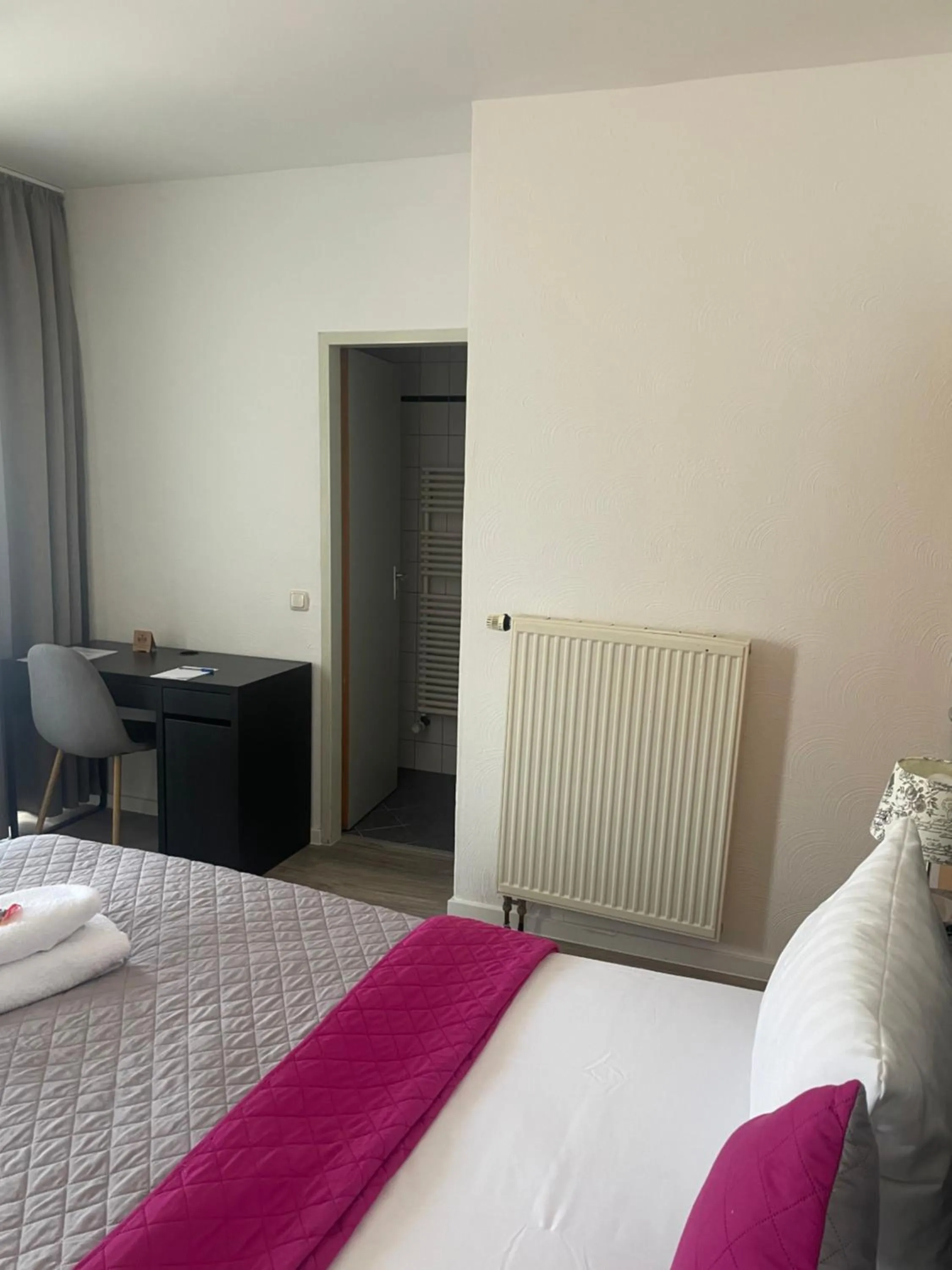 Seating area, Bed in Hotel Corsten