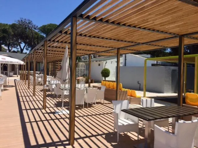 Restaurant/Places to Eat in Royal Tennis Club