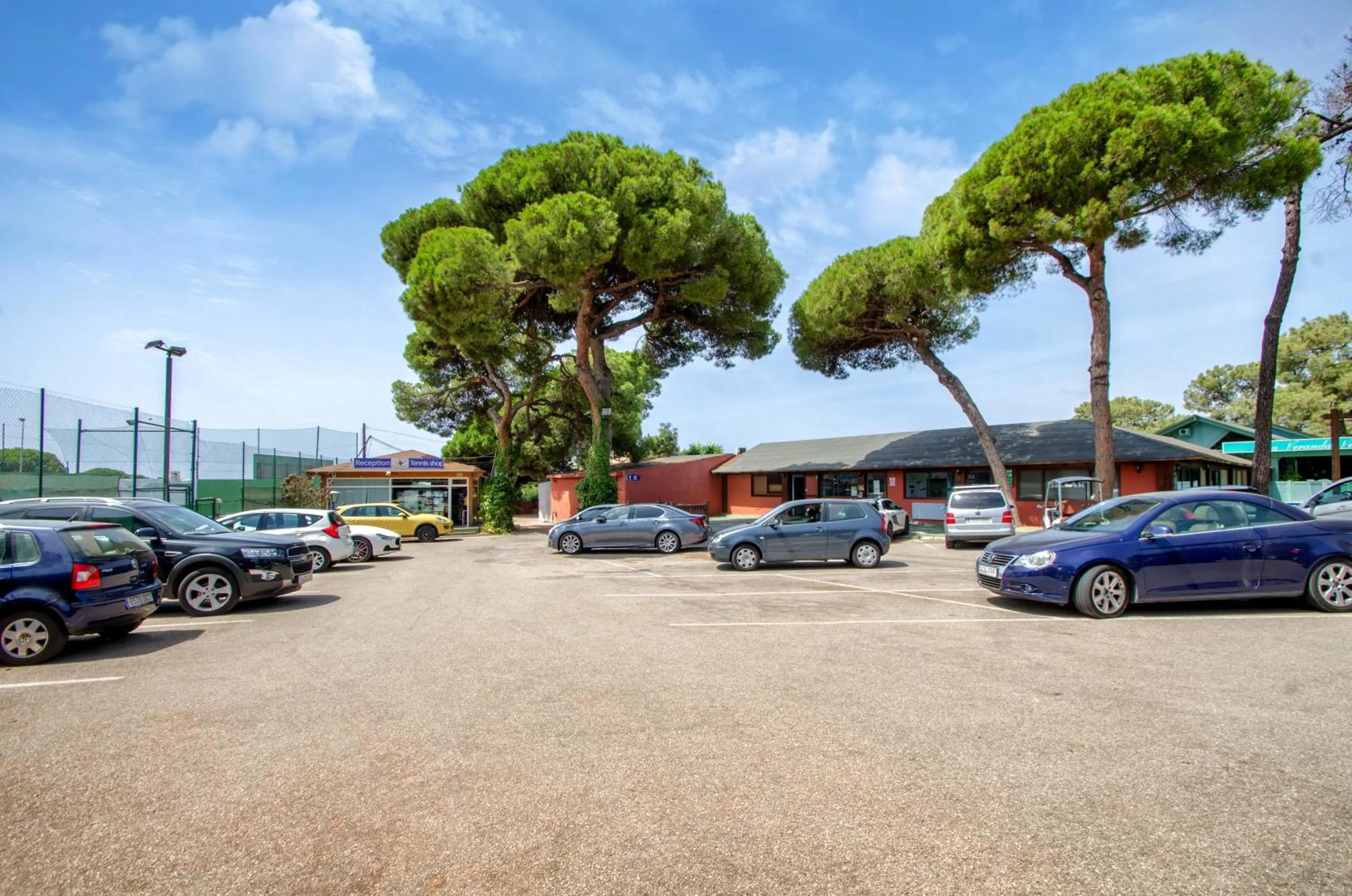 Area and facilities in Royal Tennis Club