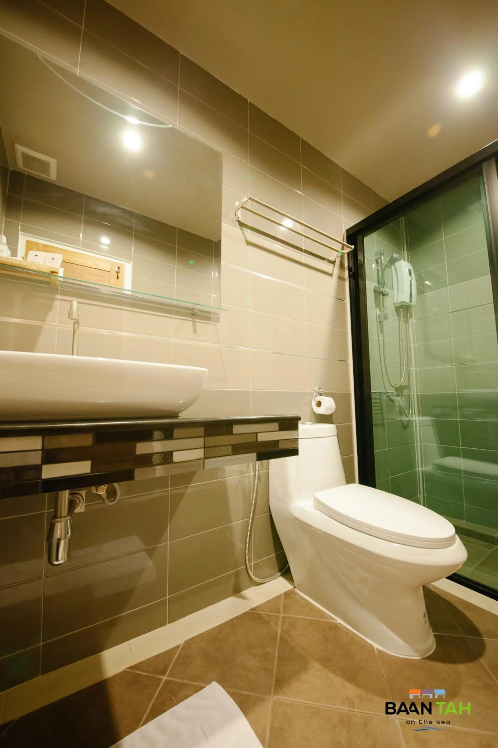 Toilet in Baan Tah On The Sea