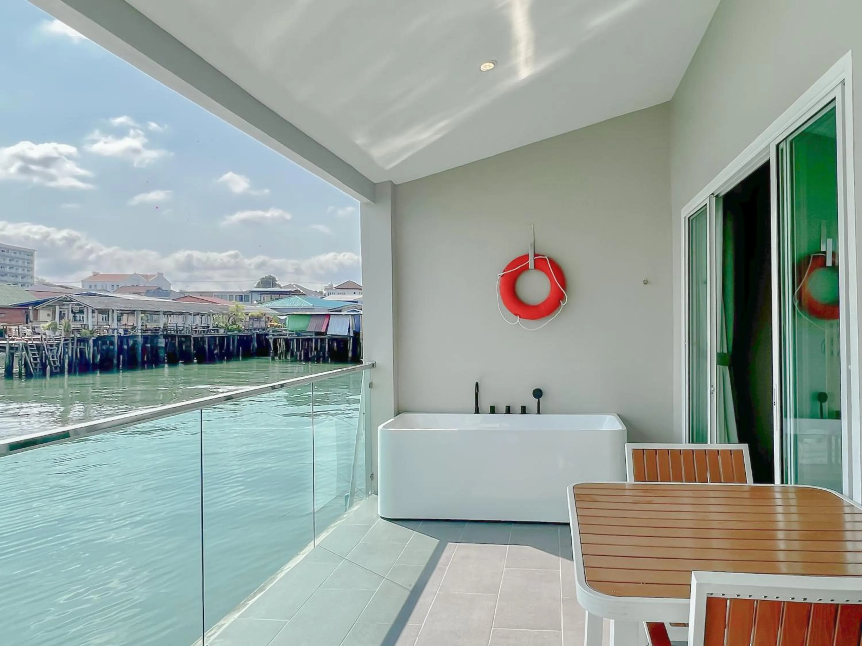 Bath in Baan Tah On The Sea