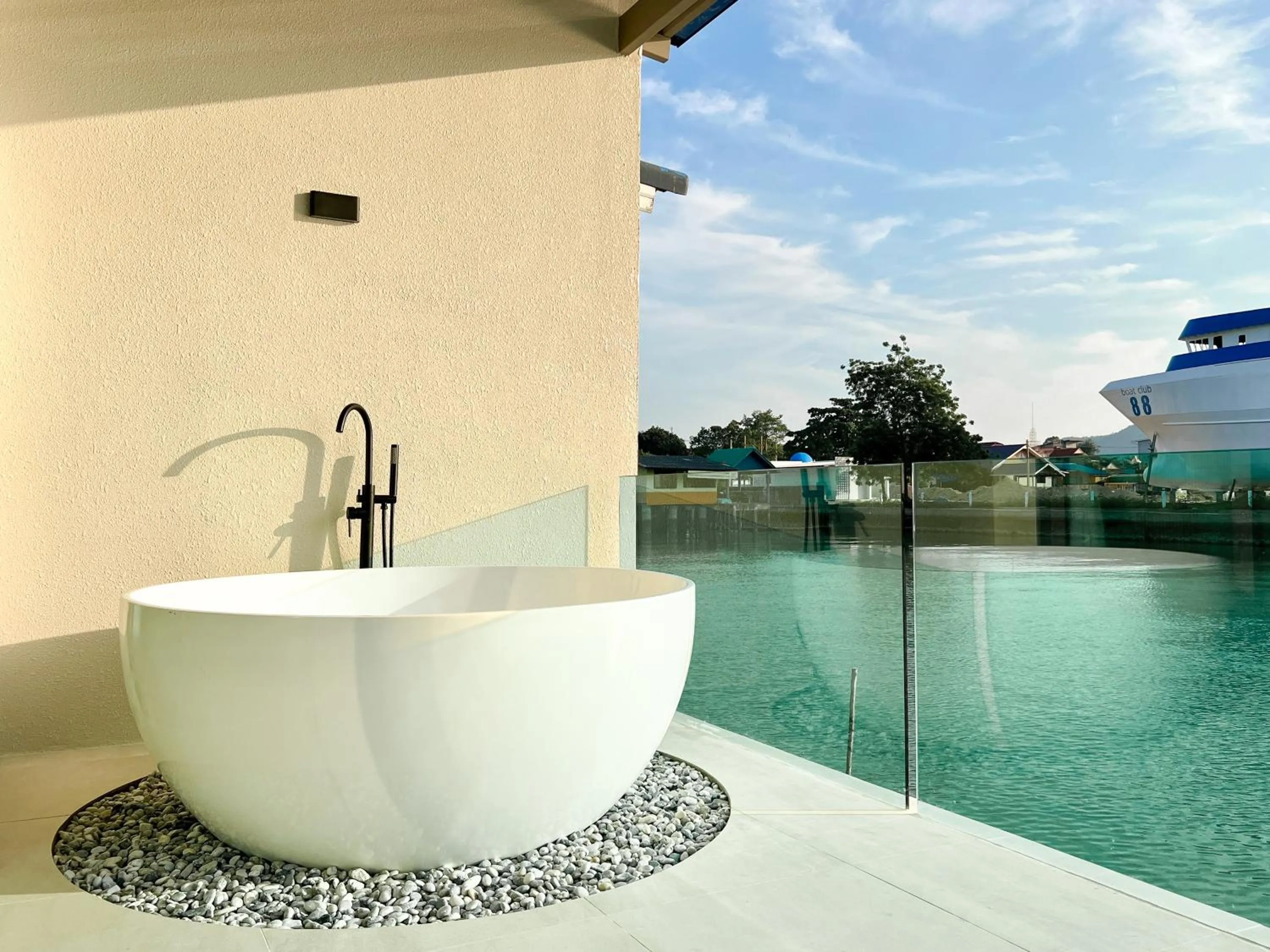 Bath in Baan Tah On The Sea