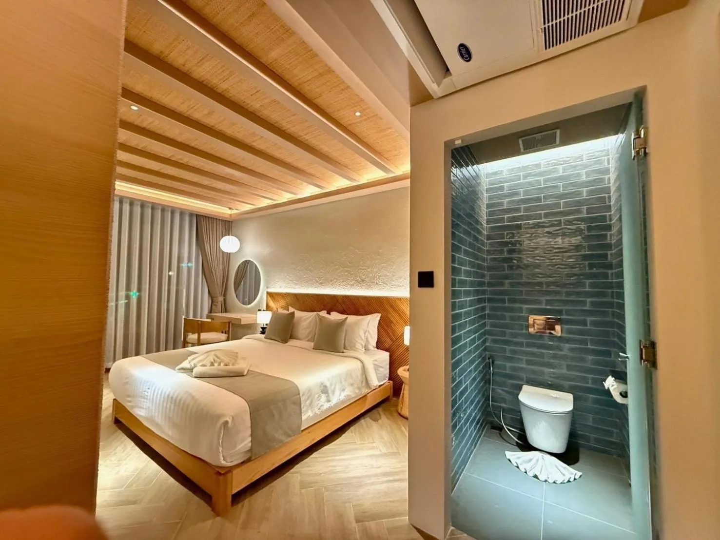 Toilet, Bed in Baan Tah On The Sea