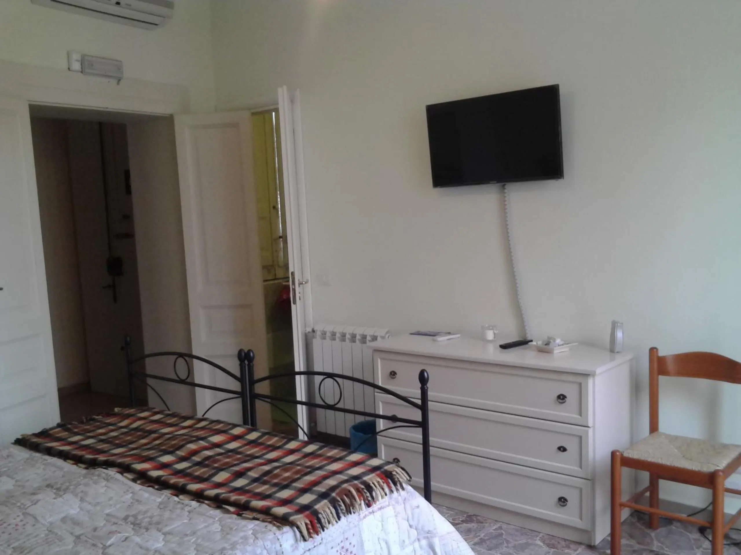 Photo of the whole room, Bed in La Casa Di Ermelinda