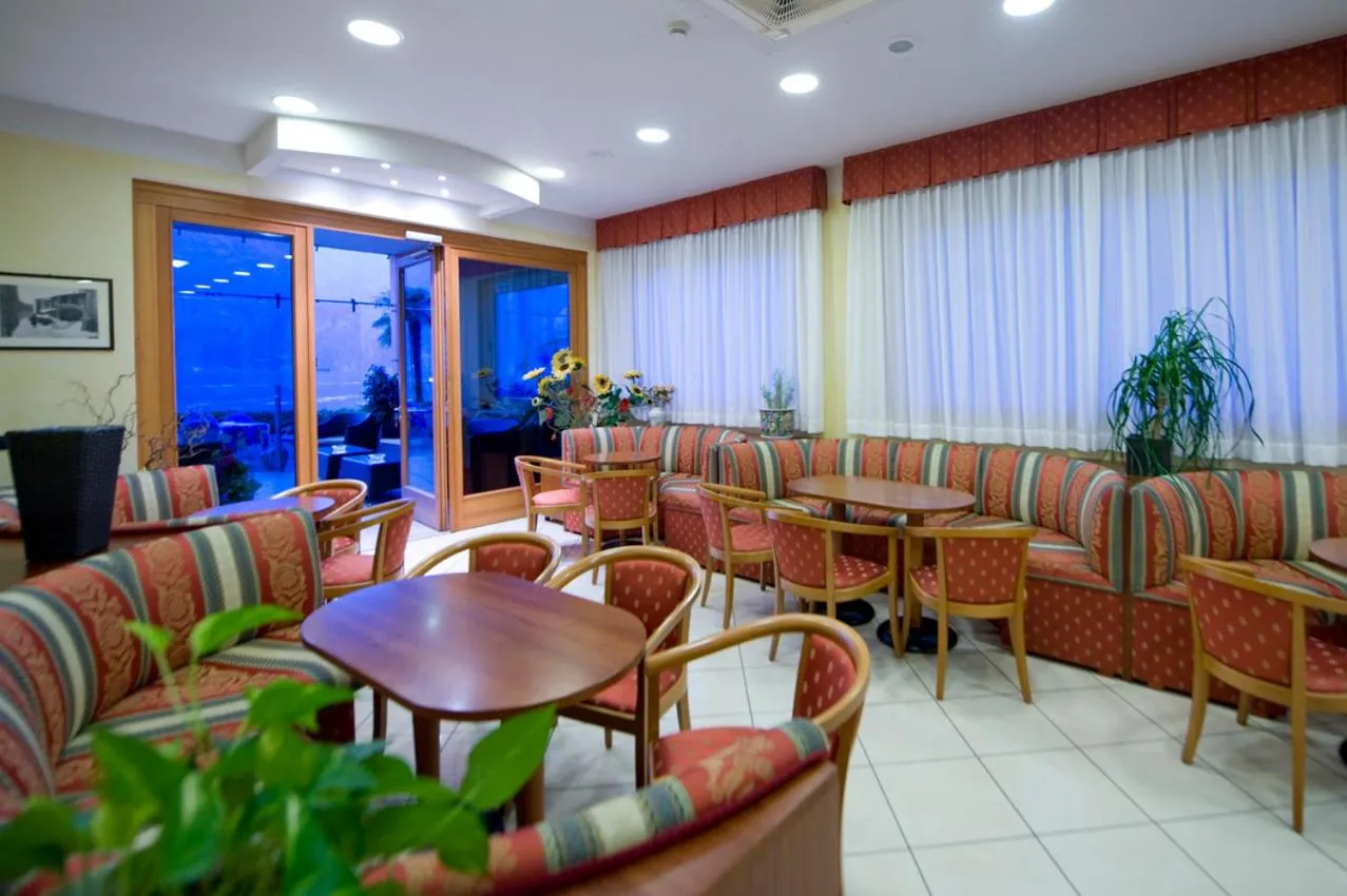 Communal lounge/ TV room in Hotel Astoria - 3stelle S