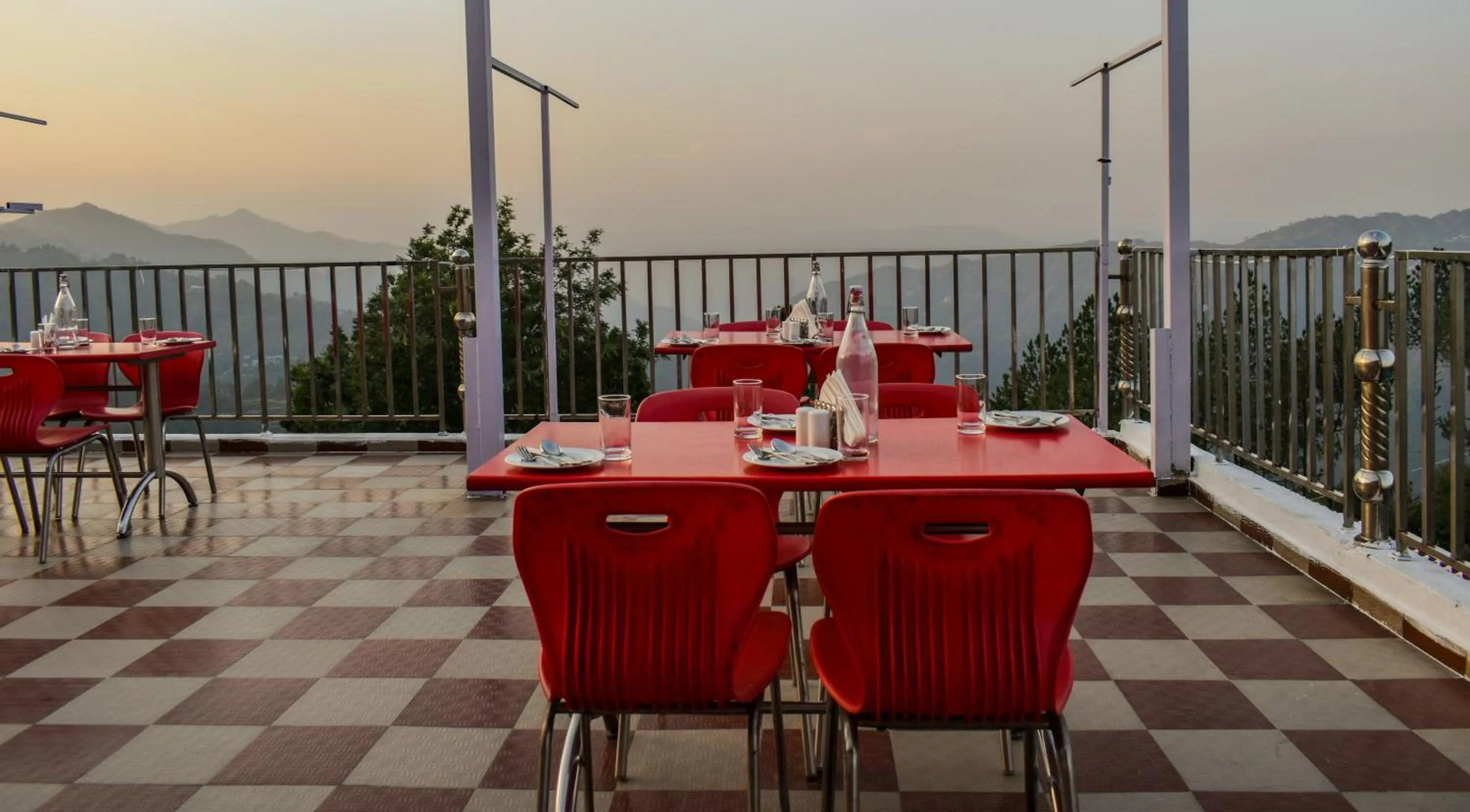 Restaurant/places to eat in Ai 360 Degree Hotel Lansdowne