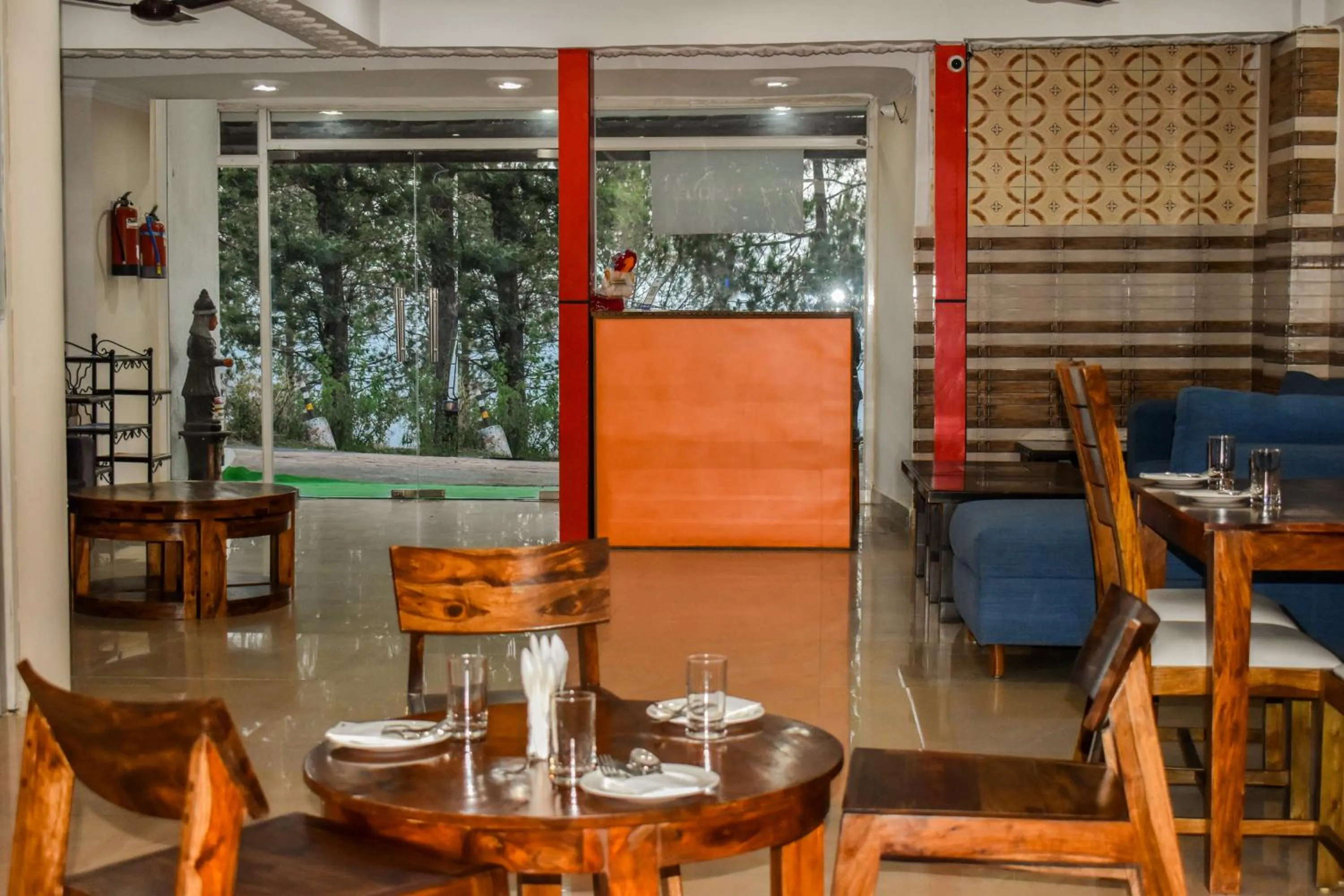 Restaurant/places to eat in Ai 360 Degree Hotel Lansdowne