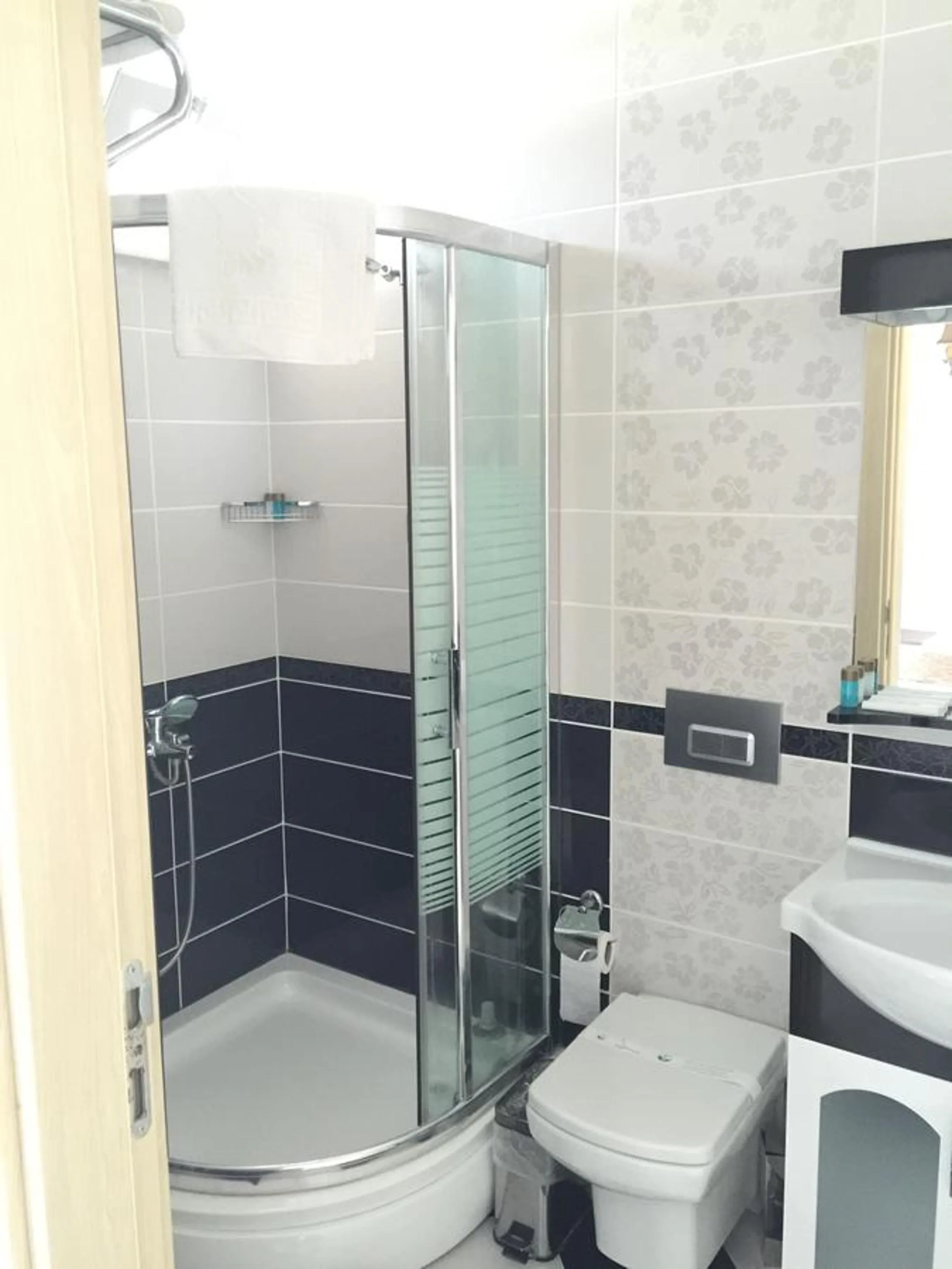 Bathroom in Geyi̇kli̇ Sunshi̇ne Hotel