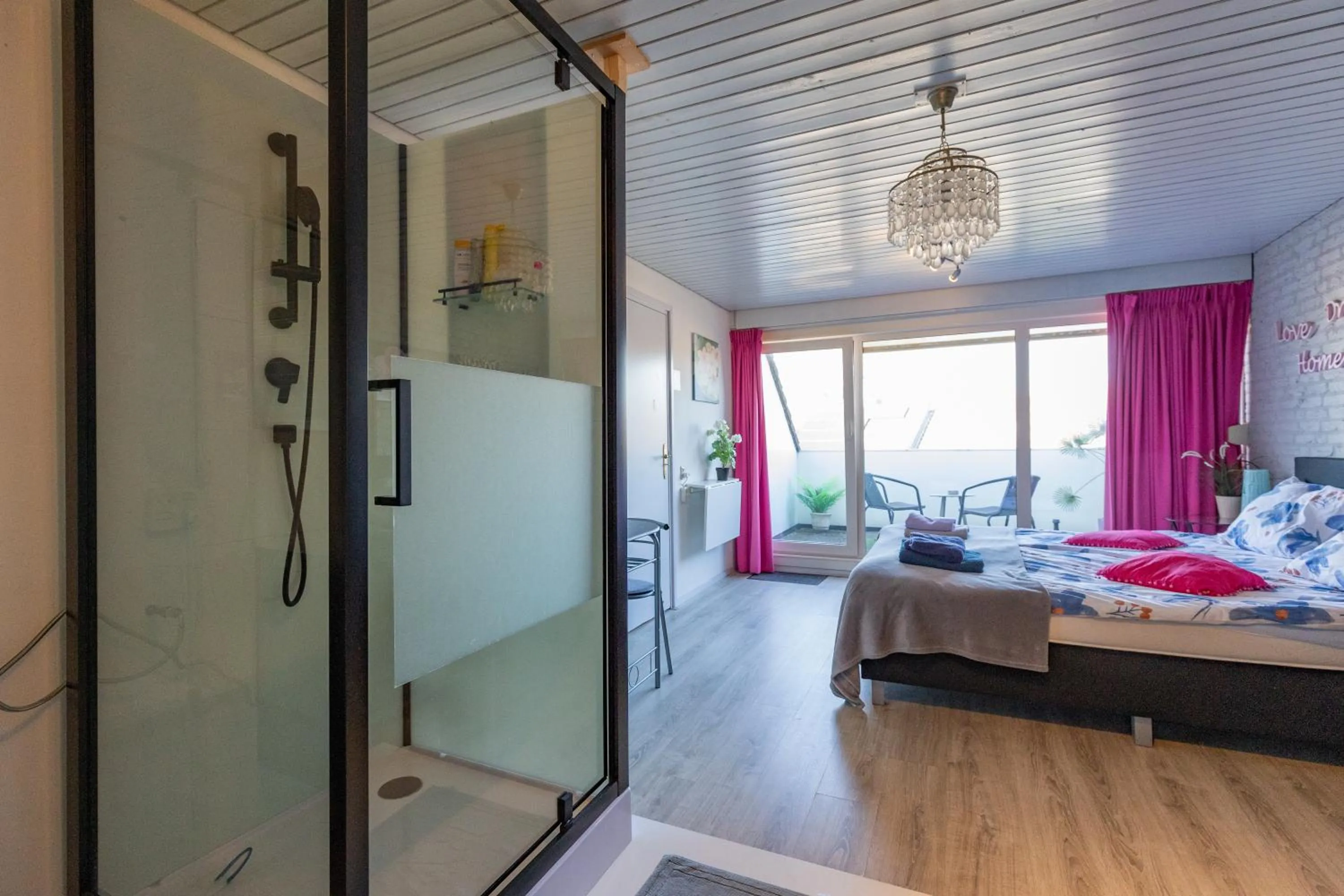 Shower, Bed in B&B Acacia