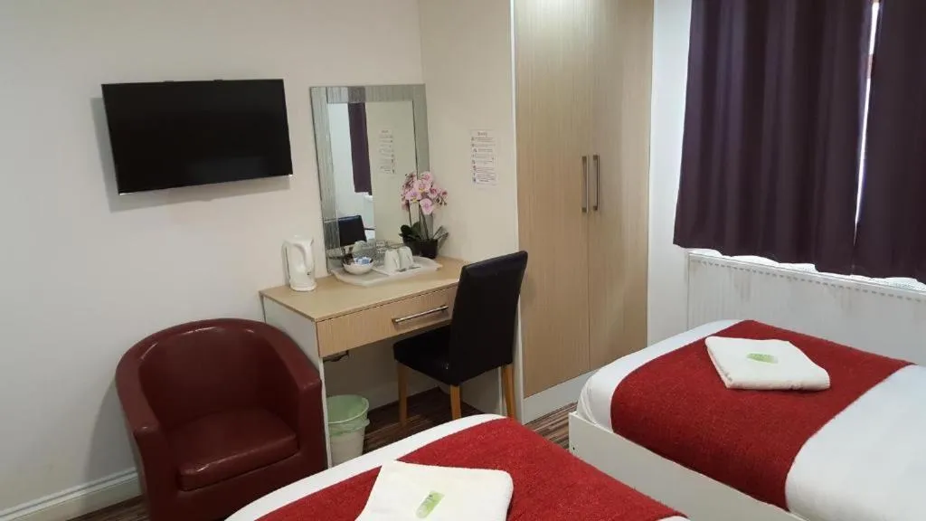 Bedroom, Bed in Heathrow Travellers Hub