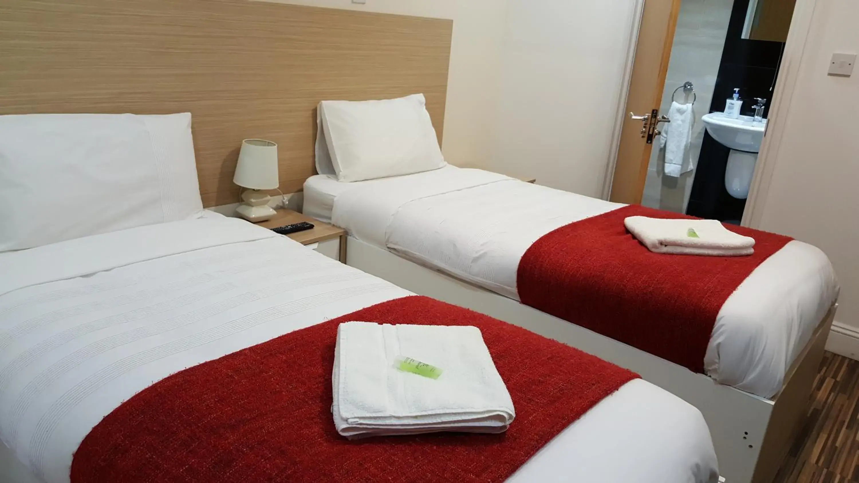 Deluxe Triple Room in Heathrow Travellers Hub Deluxe Triple Room in Heathrow Travellers Hub