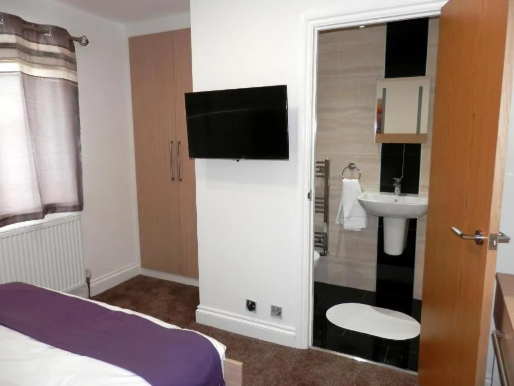 Bedroom, Bed in Heathrow Travellers Hub