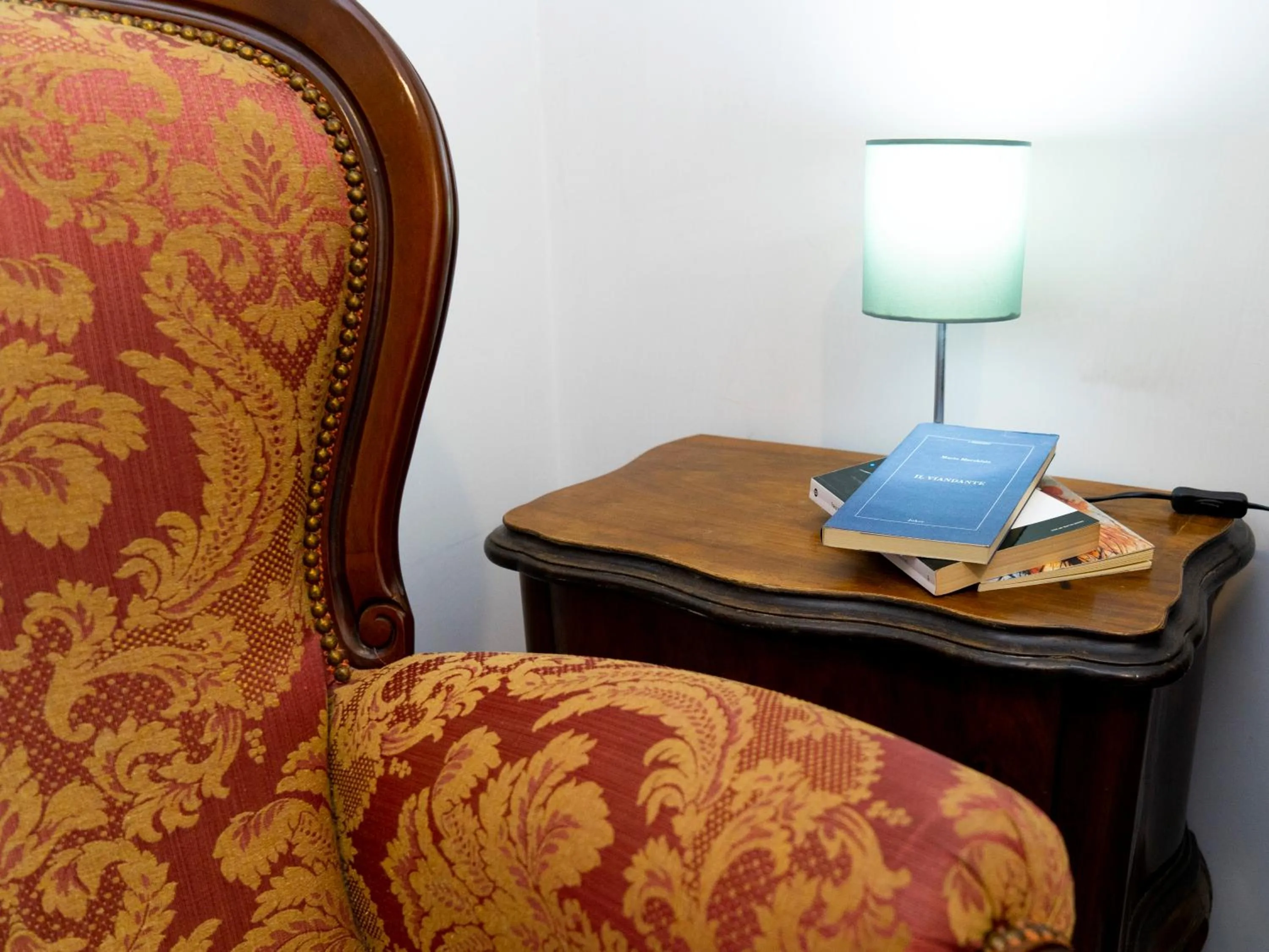 Communal lounge/ TV room in Salotto Piramide