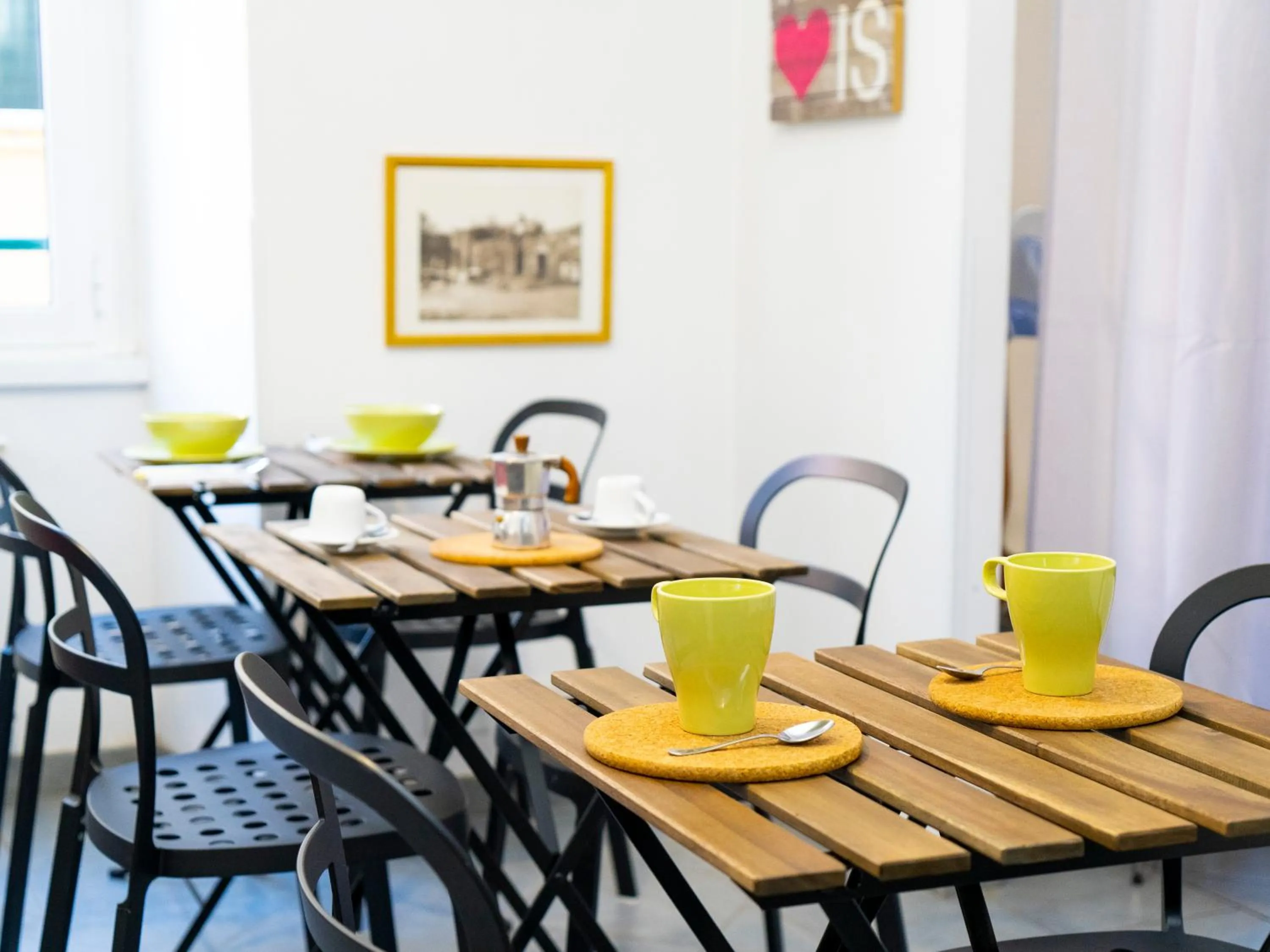 Communal lounge/ TV room in Salotto Piramide