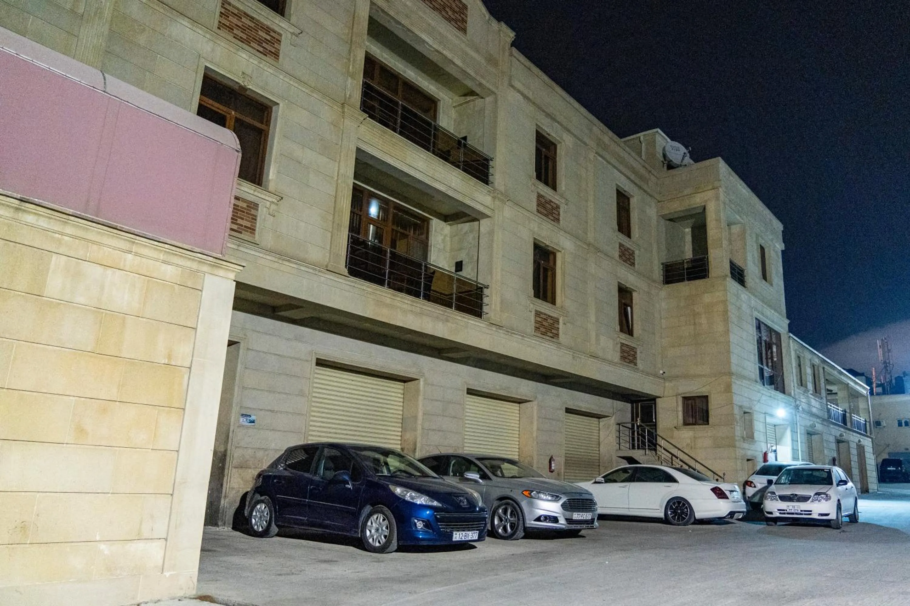 Property building in Sebail Inn Hotel Badamdar and Shah Hostel