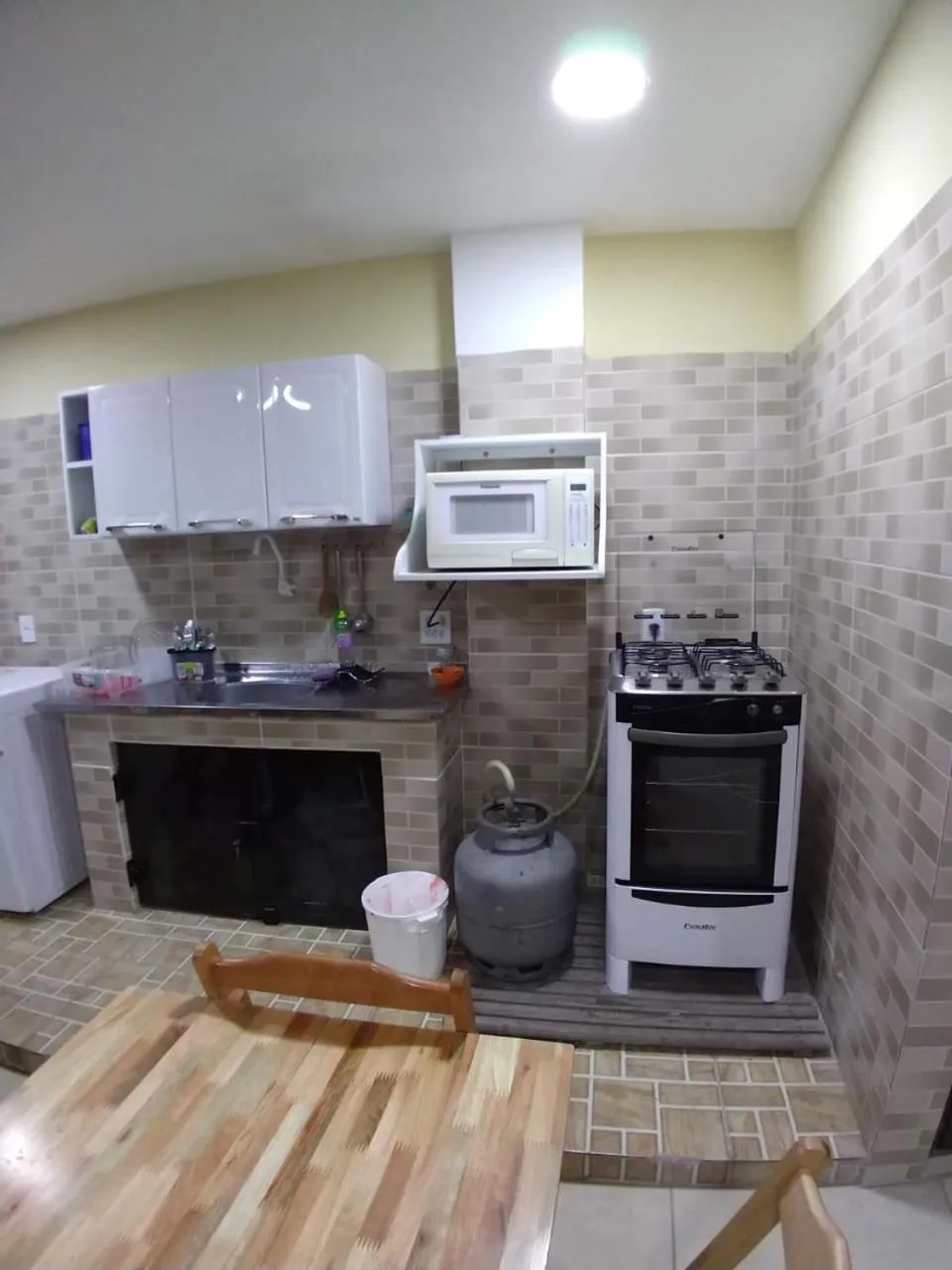 Communal kitchen in Pousada Ninho da Coruja