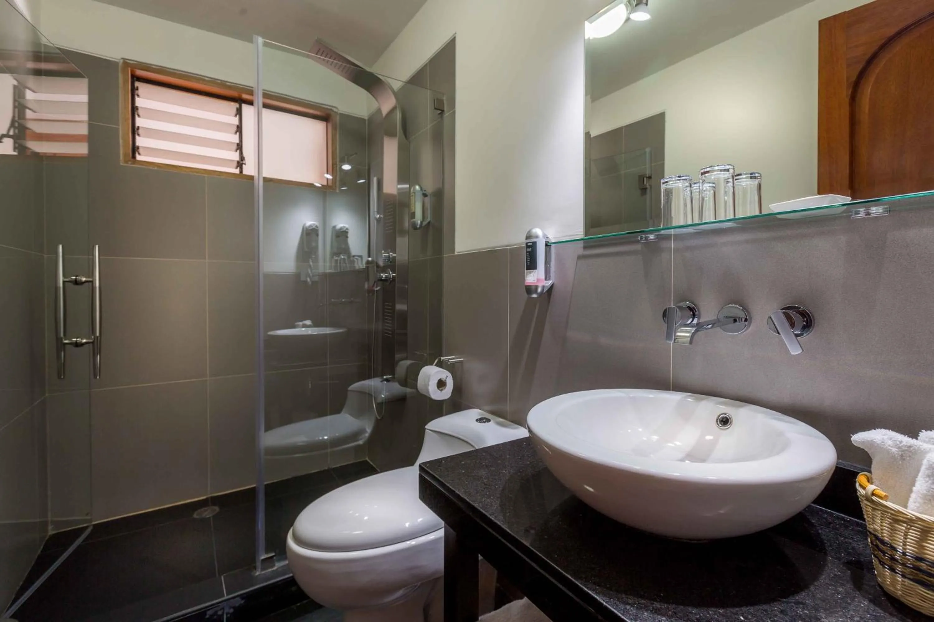 Bathroom in Illa Hotel