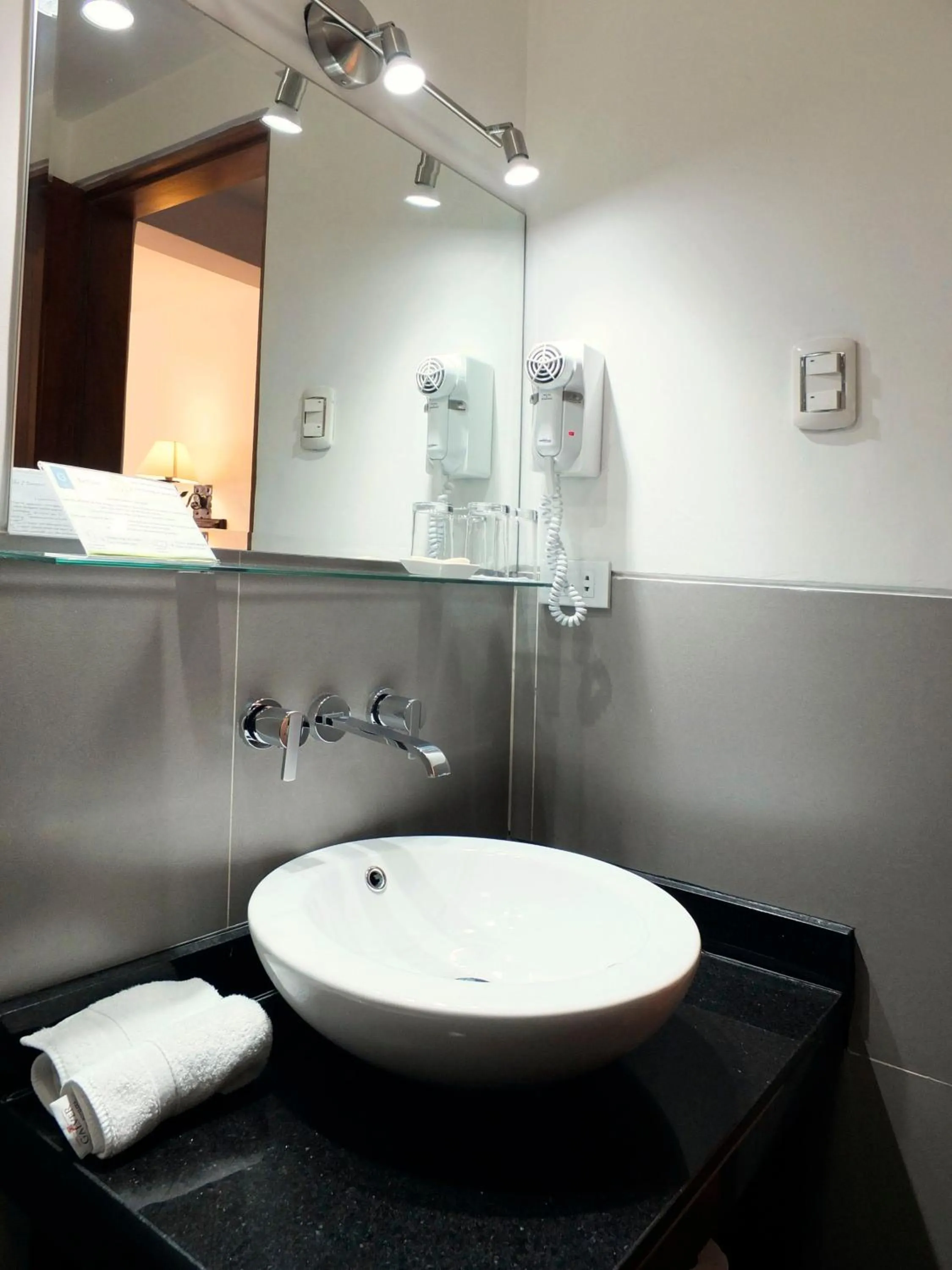 Bathroom in Illa Hotel