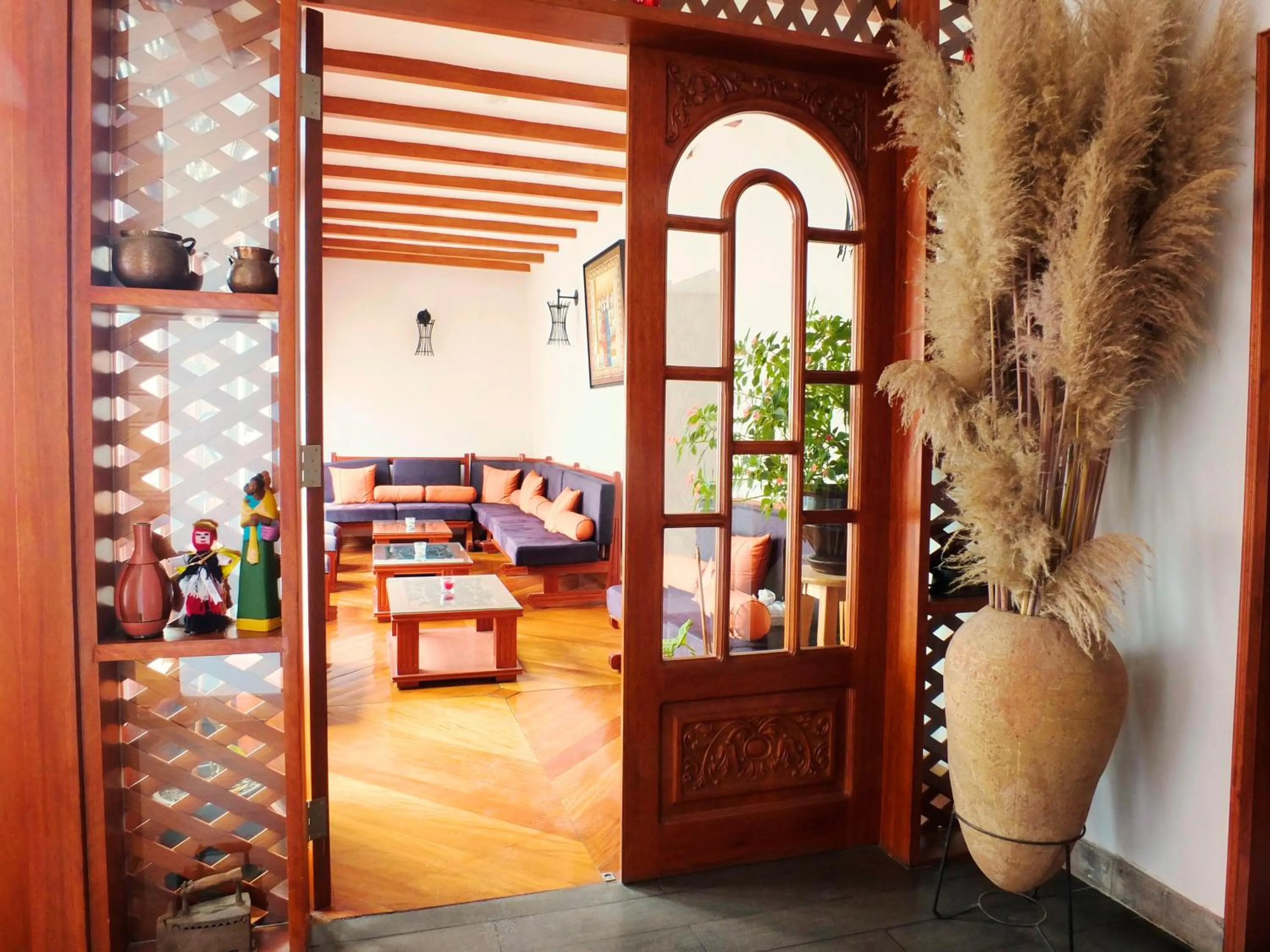 Communal lounge/ TV room in Illa Hotel