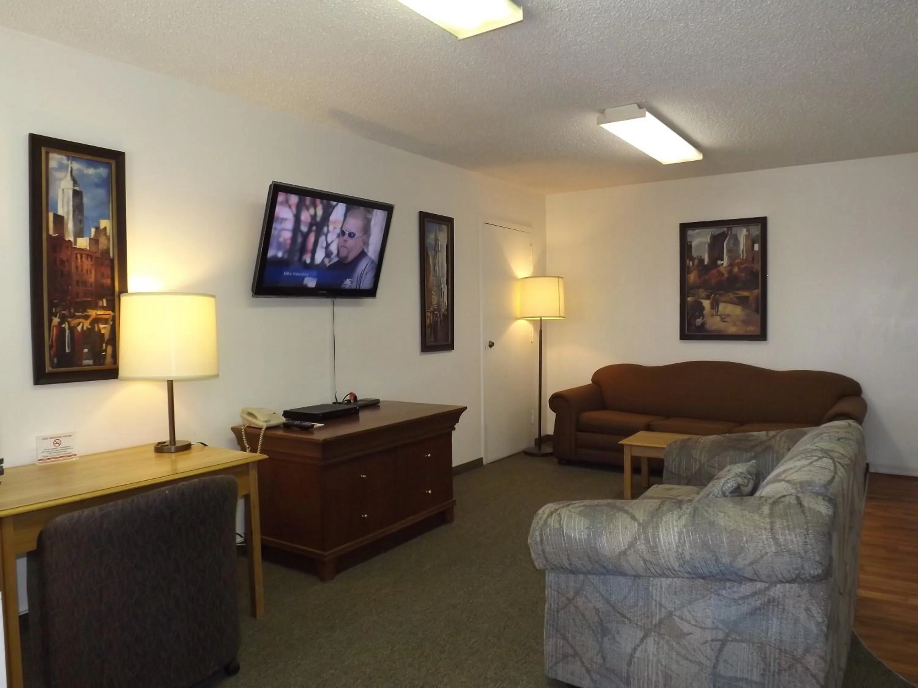 Living room in Canadas Best Value Inn Whitecourt