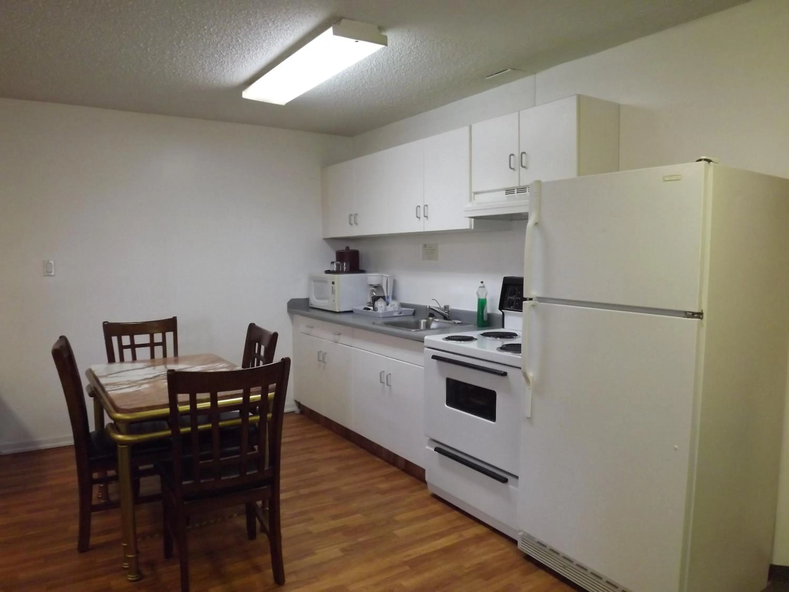 Kitchen or kitchenette in Canadas Best Value Inn Whitecourt